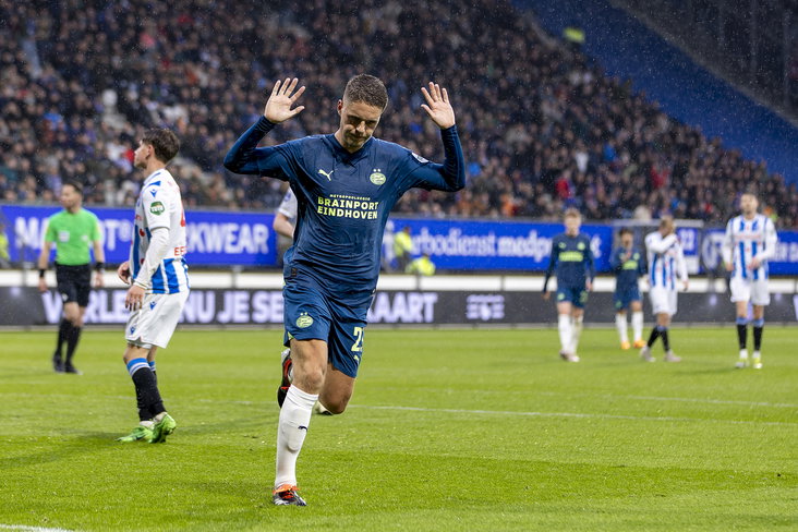 Joey Veerman scoort tegen Heerenveen
