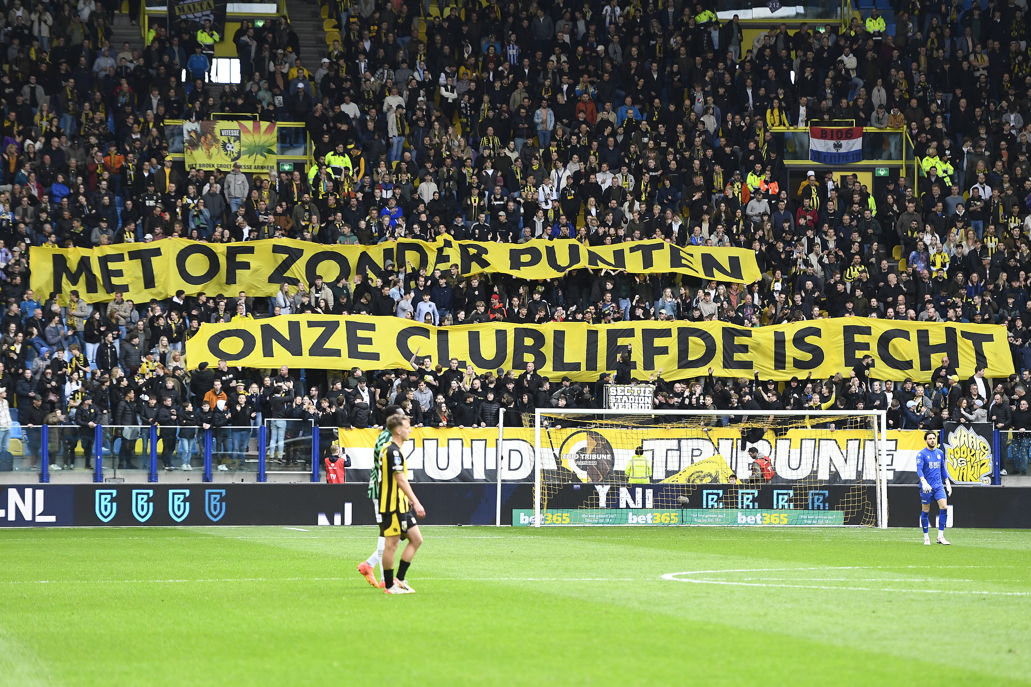 Supporters van Vitesse steunen hun club