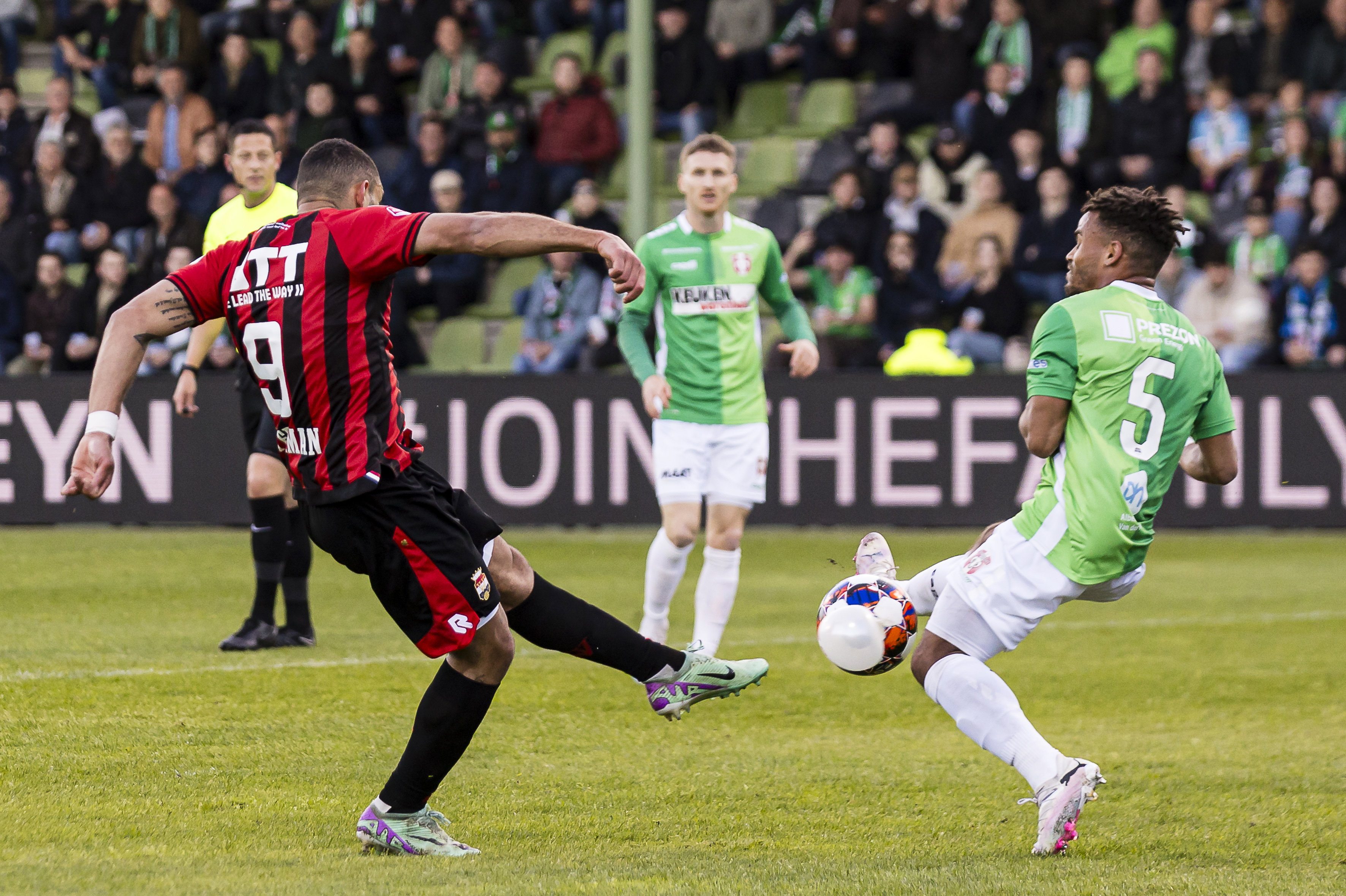 Jeredy Hilterman schiet de bal lek tegen John Hilton