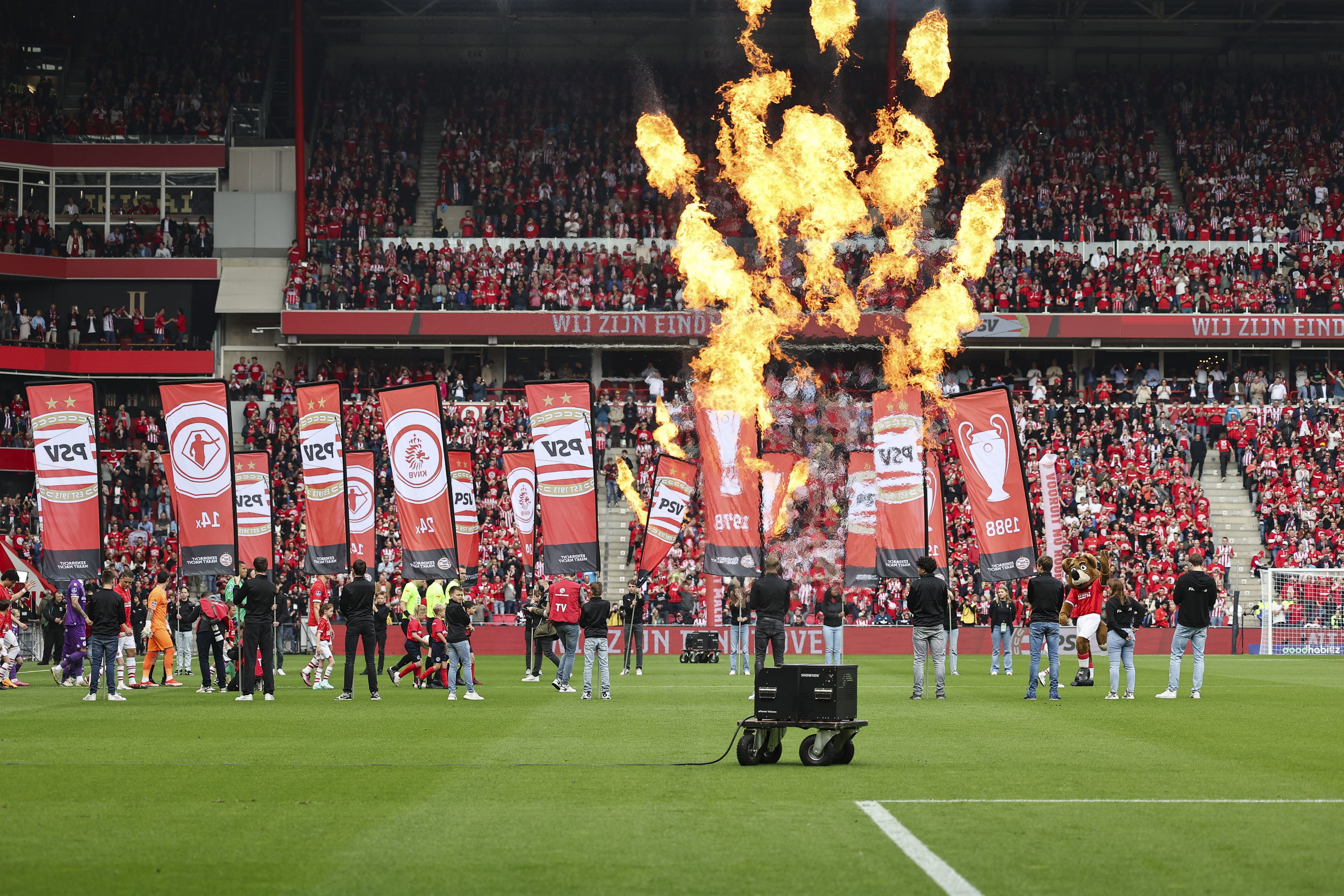 Vlammen in het Philips Stadion