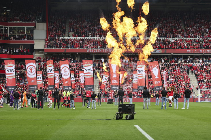 Vlammen in het Philips Stadion