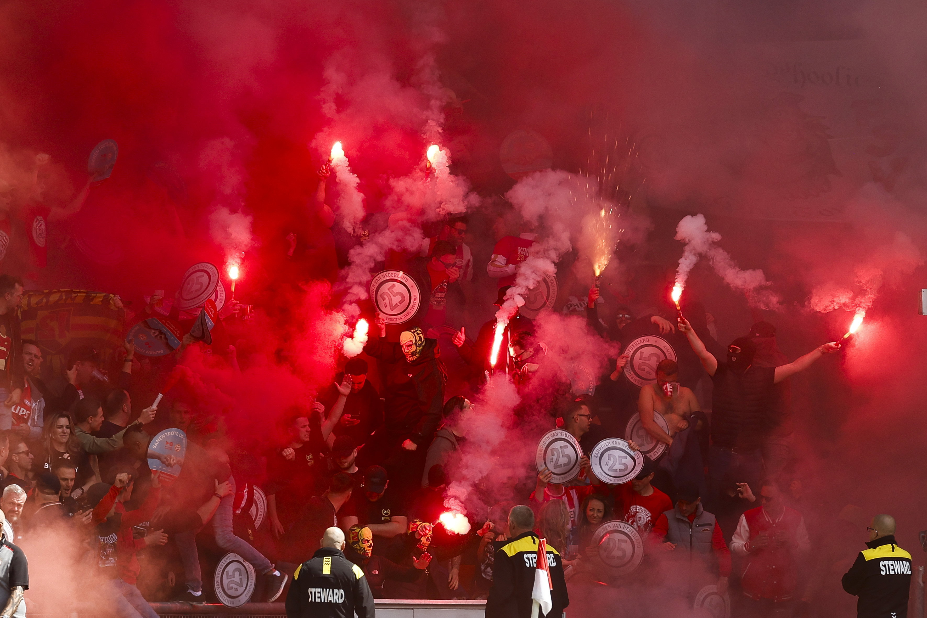Fakkels in het Philips Stadion