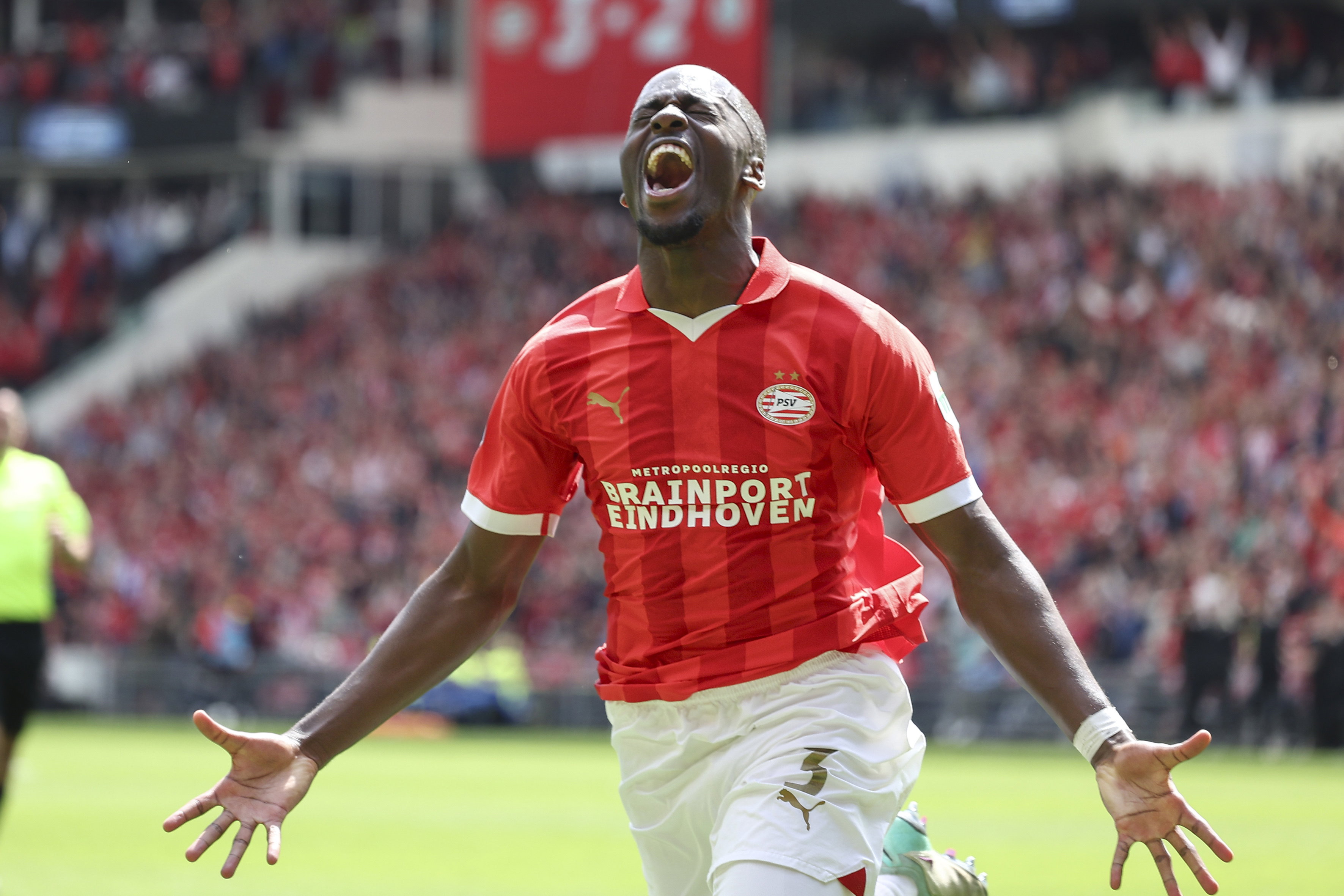 Jordan Teze juicht na zijn goal voor PSV in de kampioenswedstrijd