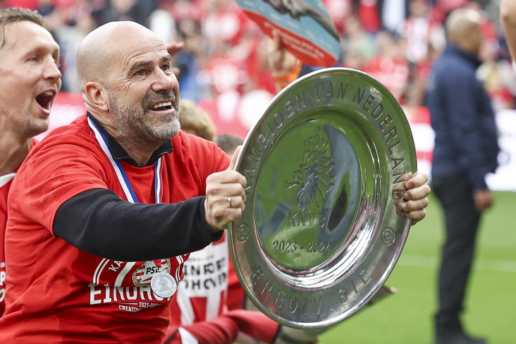 Peter Bosz toont de kampioenschaal