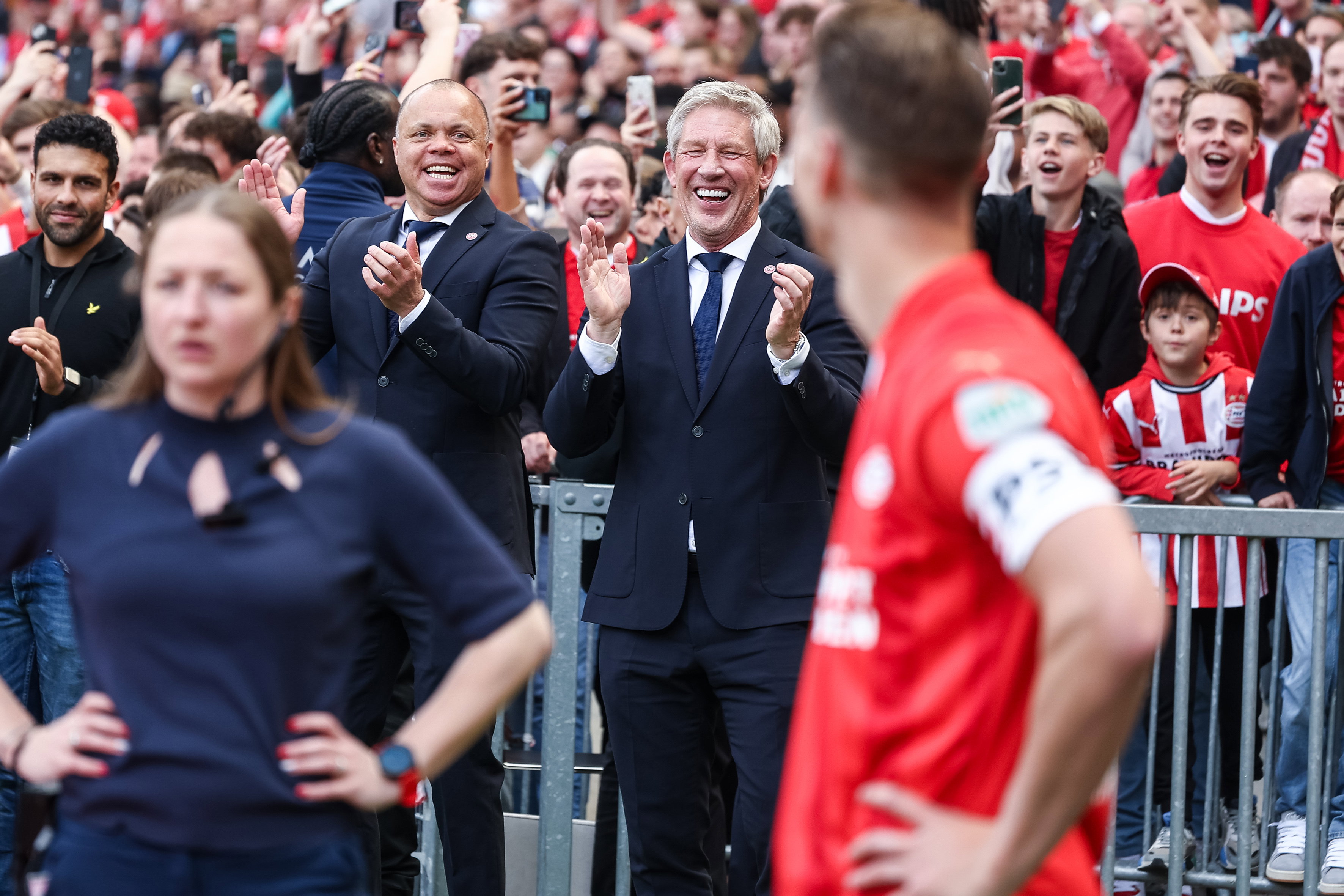 Earnest Stewart en Marcel Brands langs de lijn bij PSV