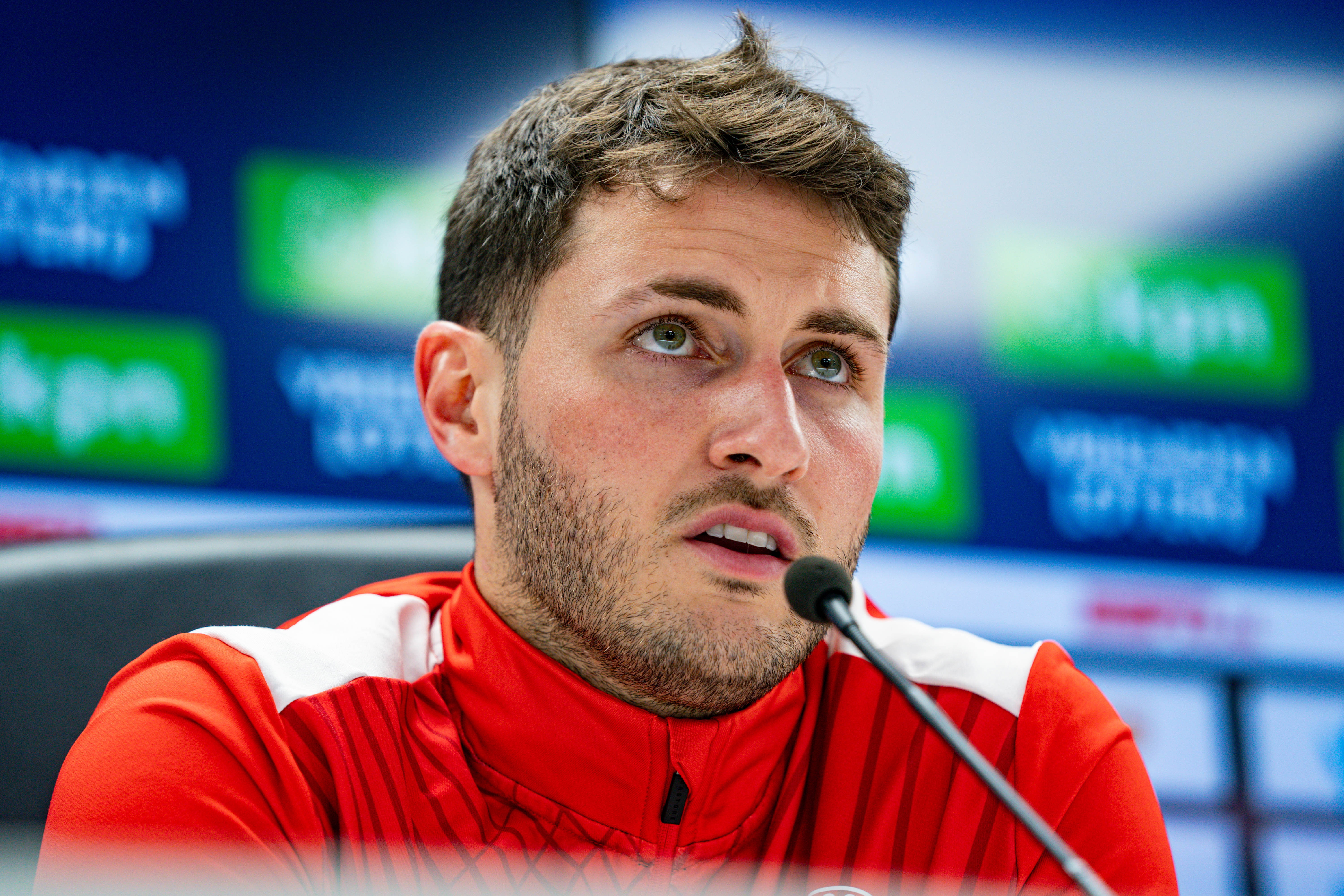 Santiago Giménez bij de persconferentie