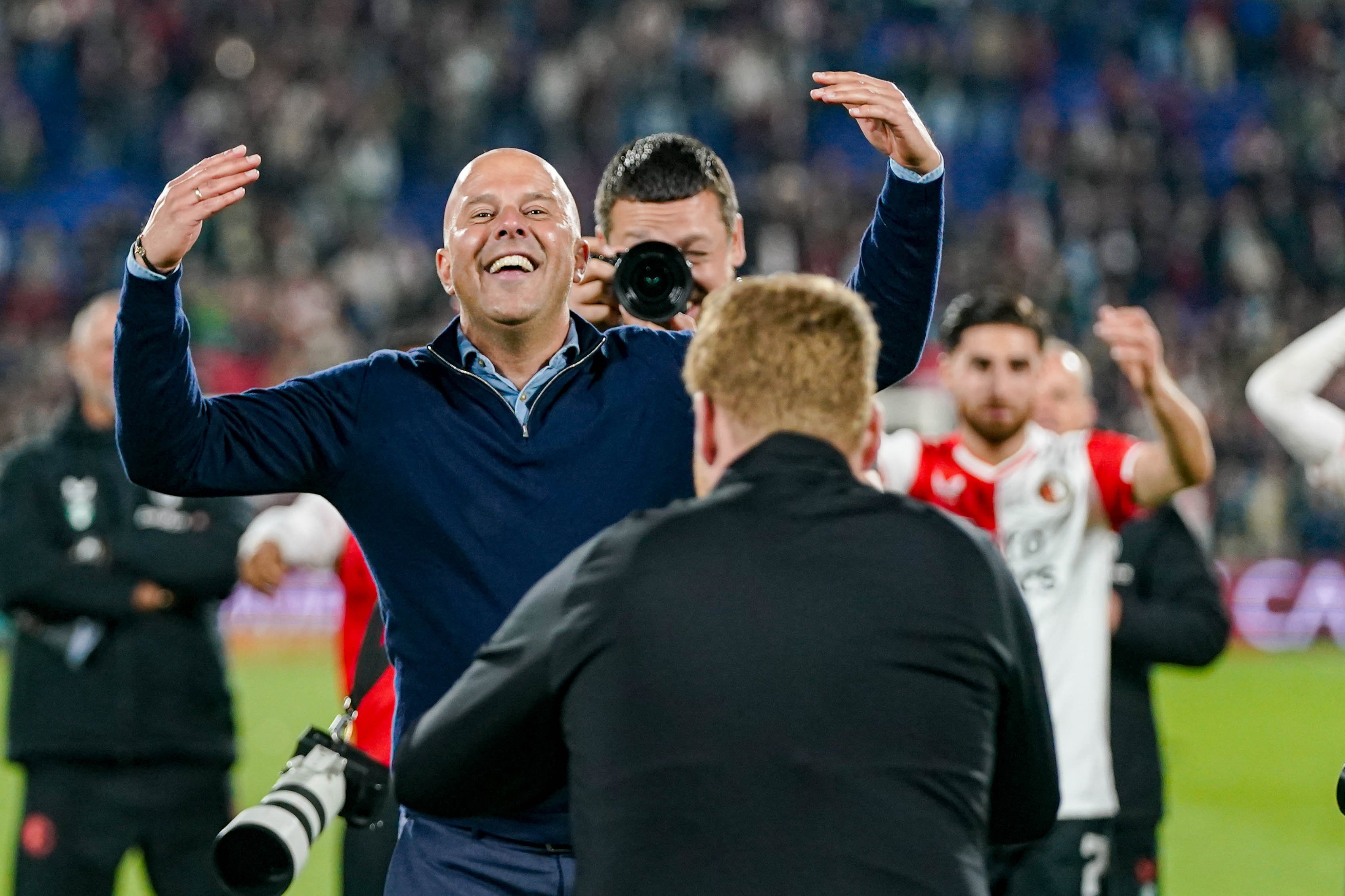 Arne Slot geniet na afloop van het duel met PEC Zwolle