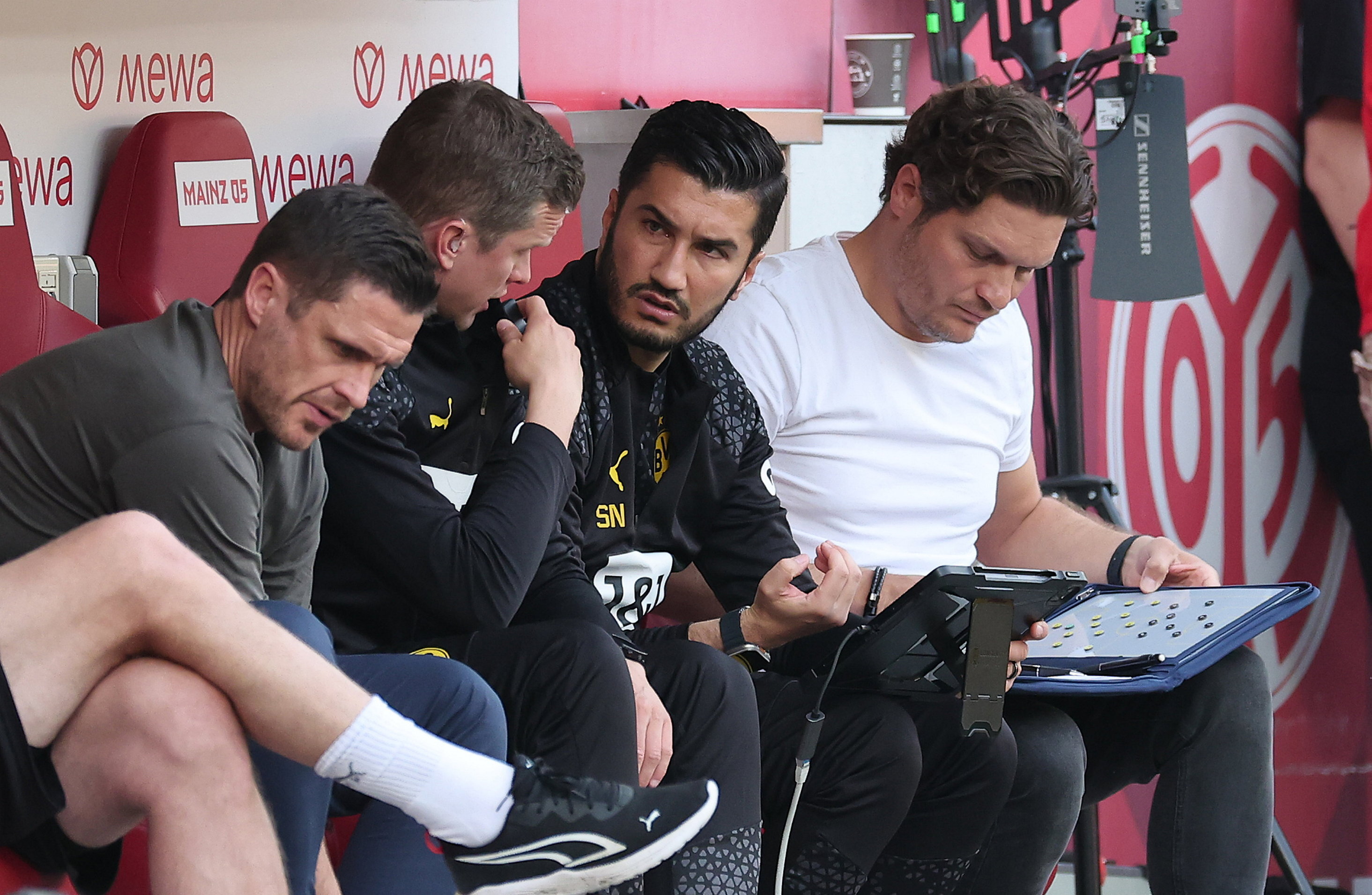 Nuri Sahin op de bank bij Borussia Dortmund