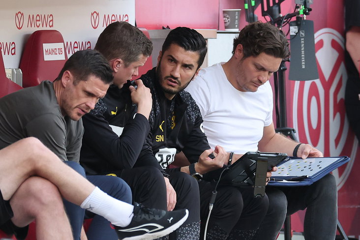 Nuri Sahin op de bank bij Borussia Dortmund