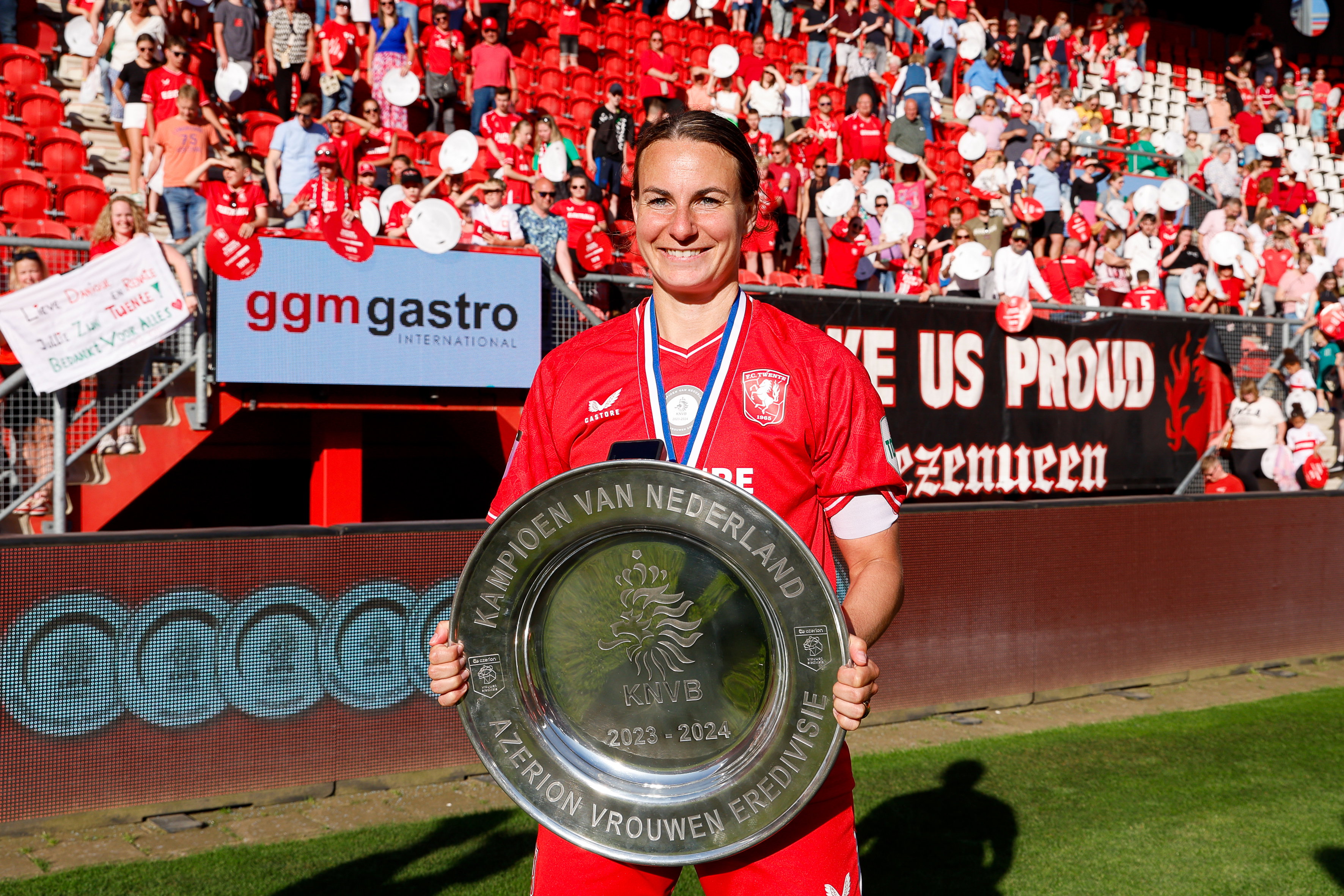 Renate Jansen met de kampioensschaal