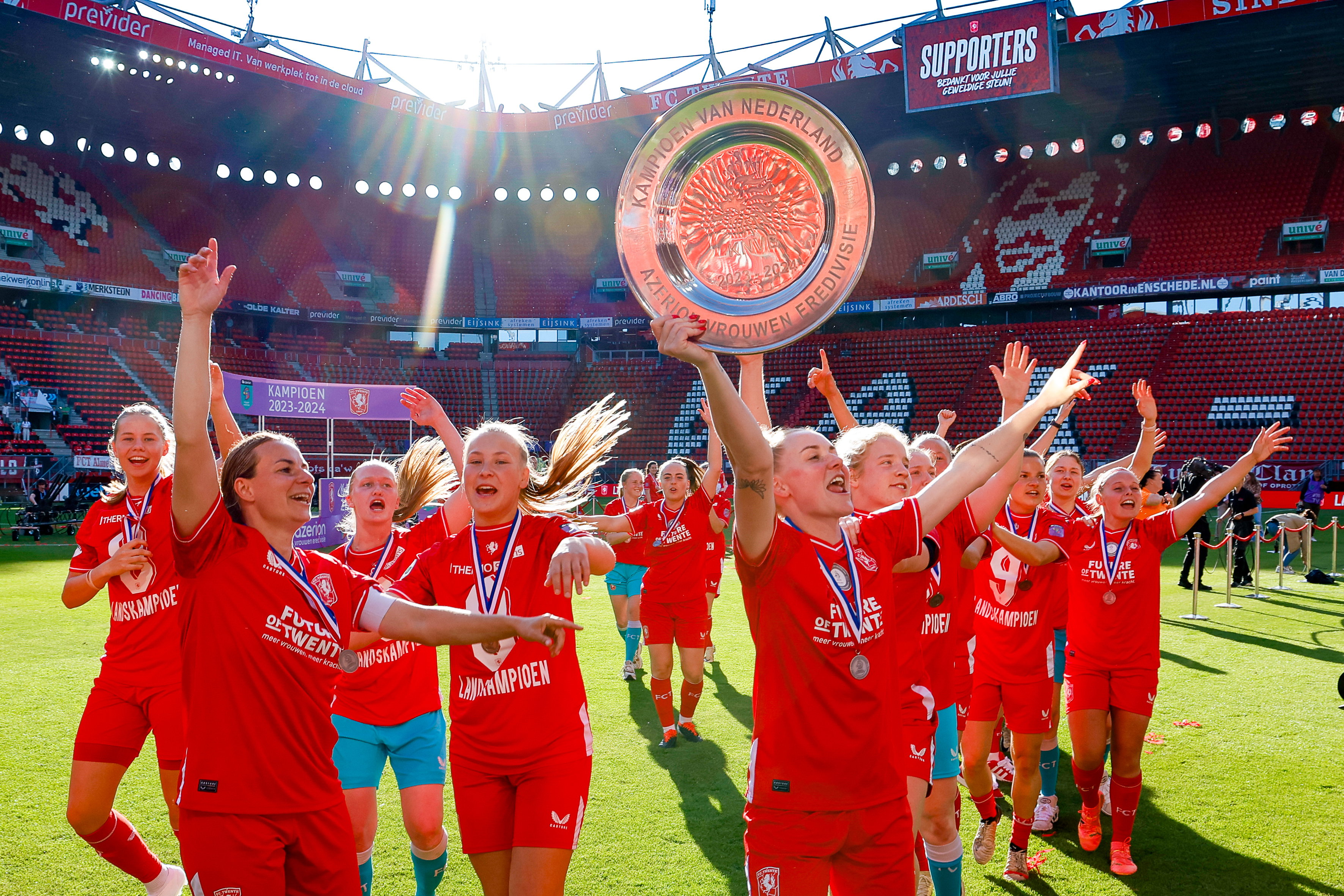 De speelsters van FC Twente vieren feest met de schaal