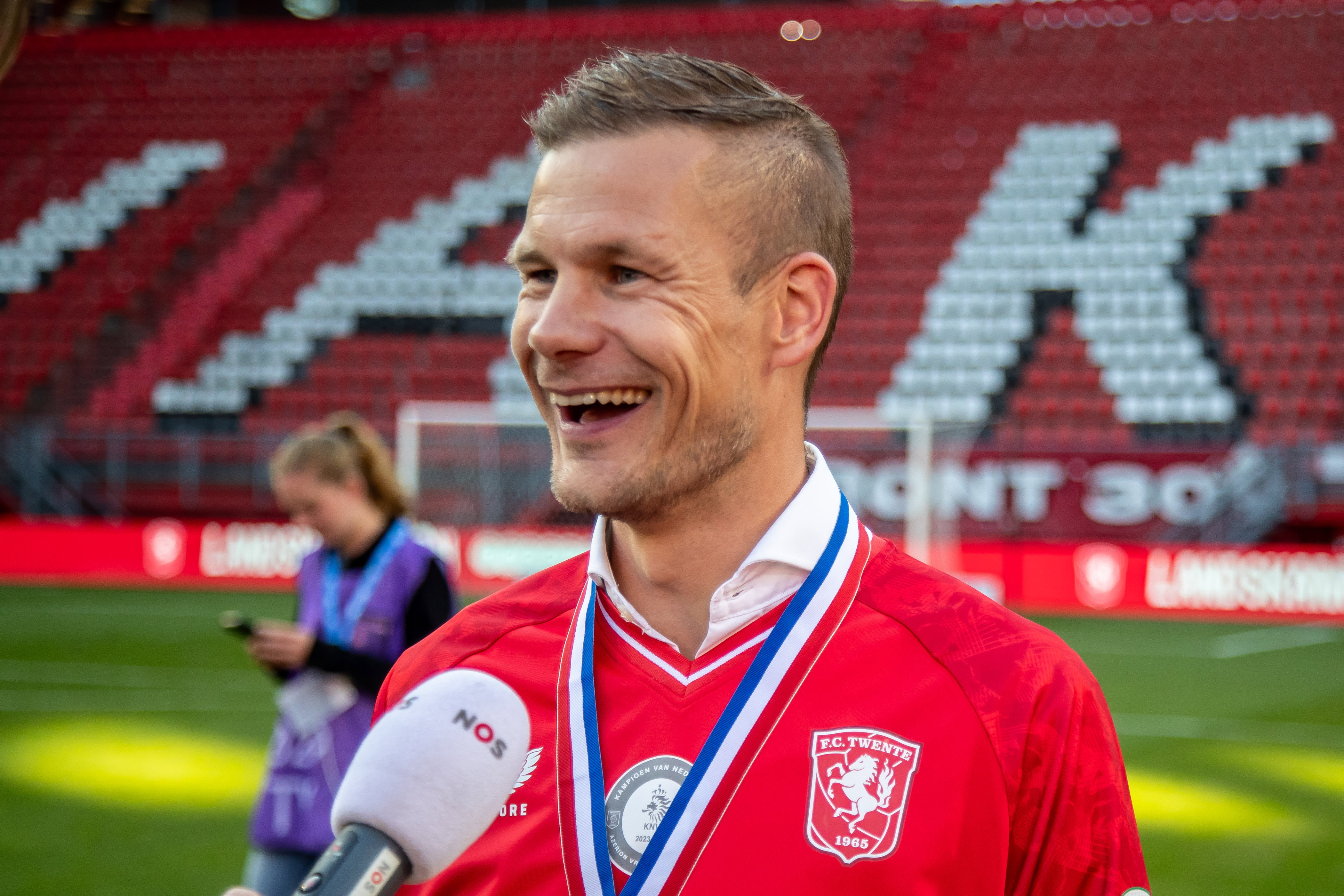 Joran Pot voor de camera van de NOS