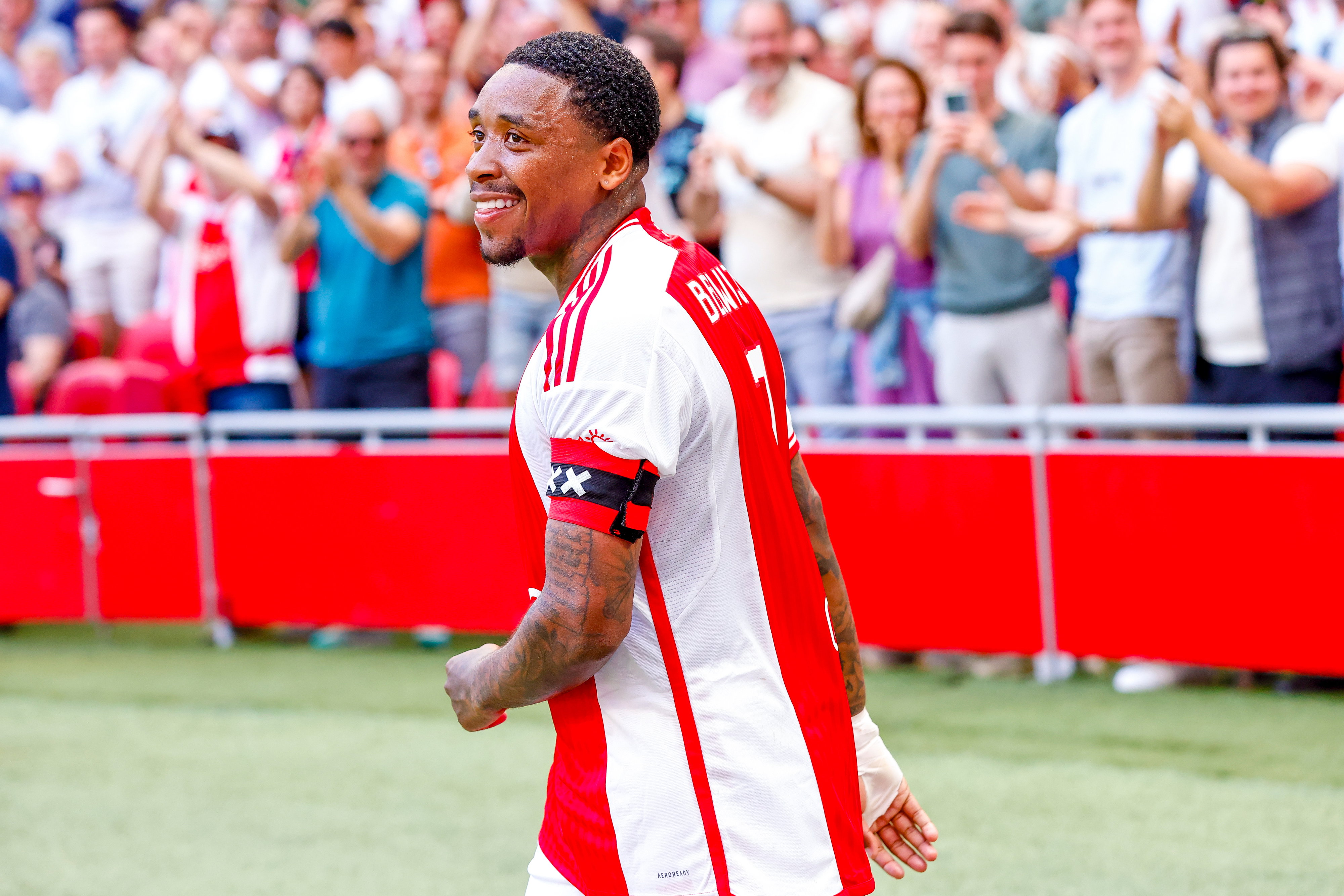 Steven Bergwijn juicht