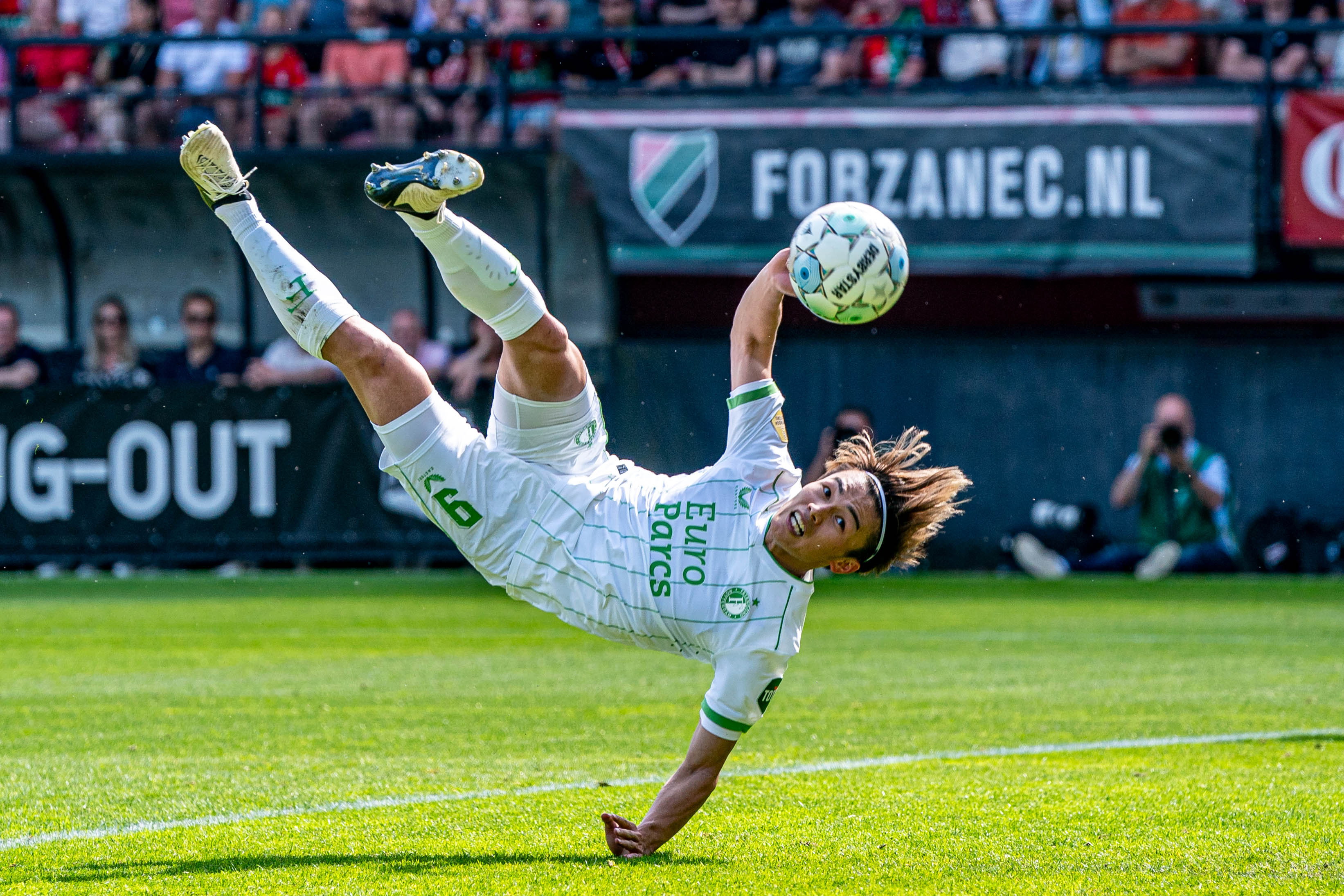 Ayase Ueda stijlvol in actie