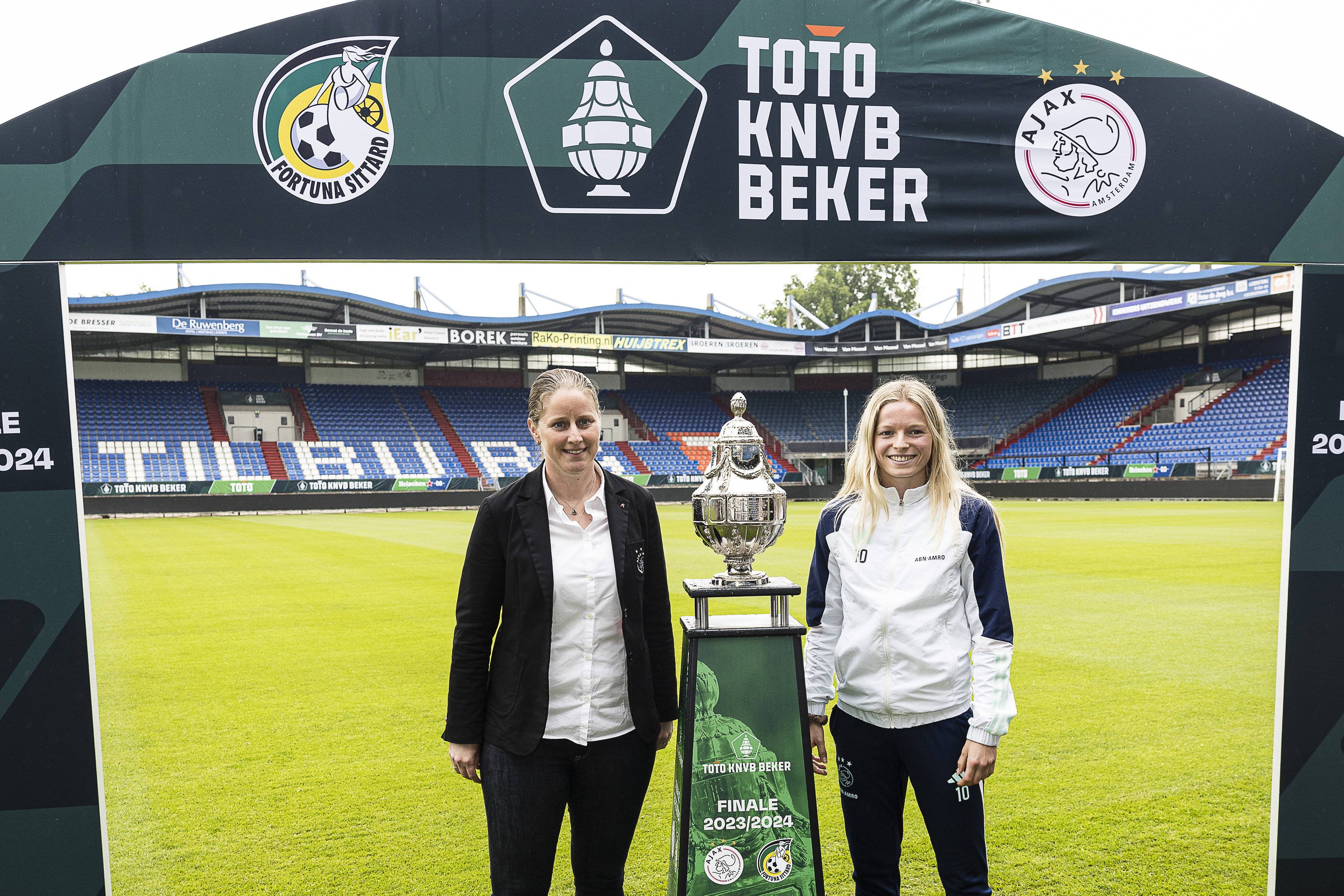 Suzanne Bakker en Nadine Noordam met de TOTO KNVB Beker