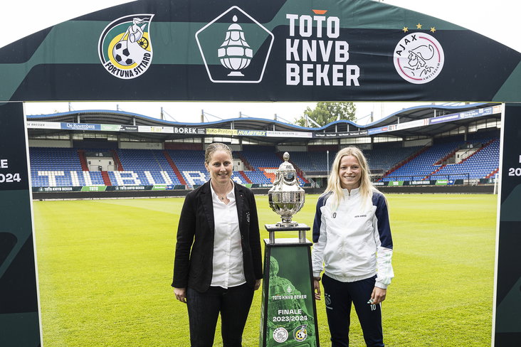 Suzanne Bakker en Nadine Noordam met de TOTO KNVB Beker