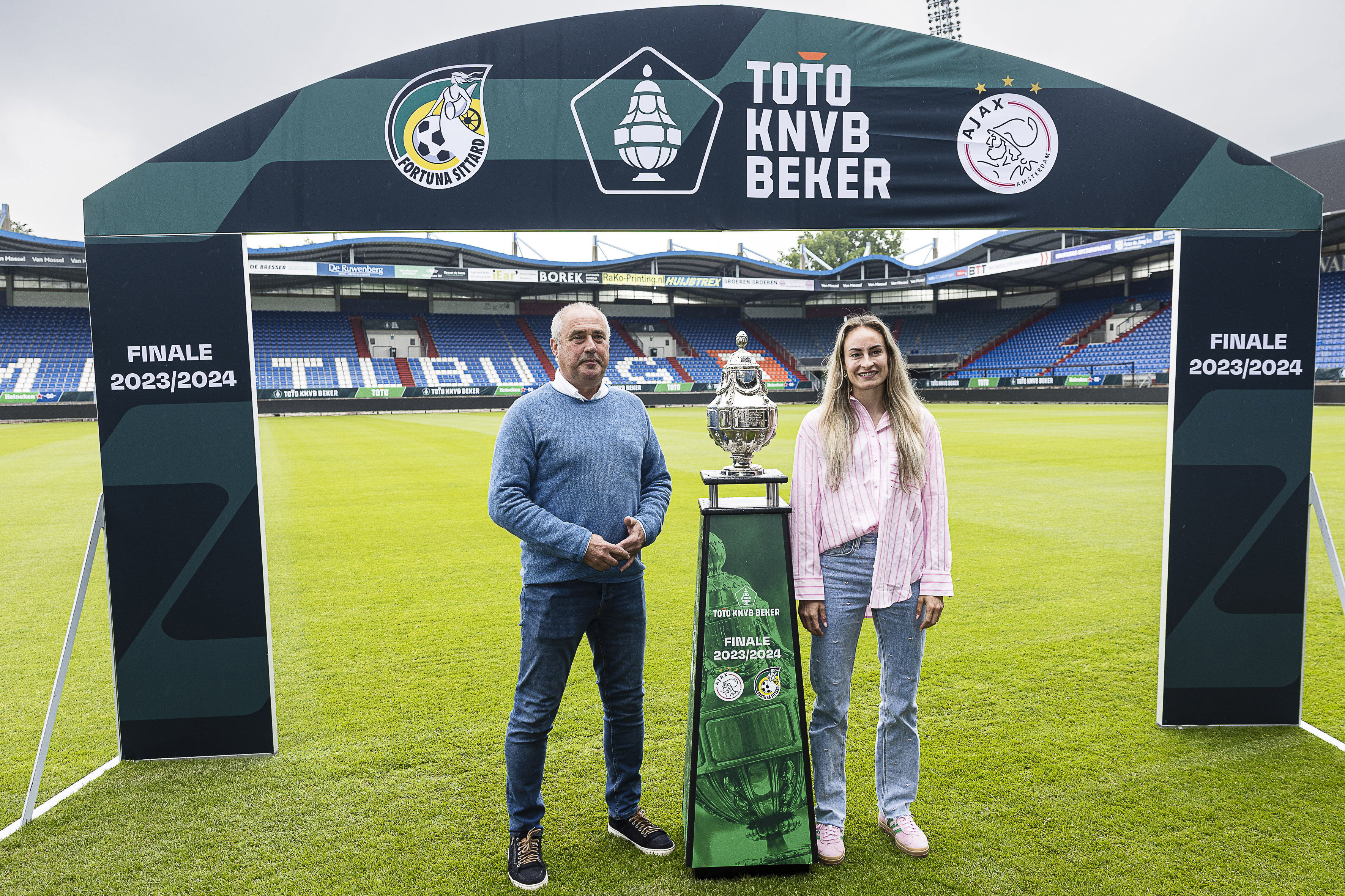 Roger Reijners en Tessa Wullaert met de TOTO KNVB Beker