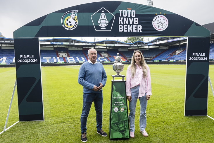 Roger Reijners en Tessa Wullaert met de TOTO KNVB Beker