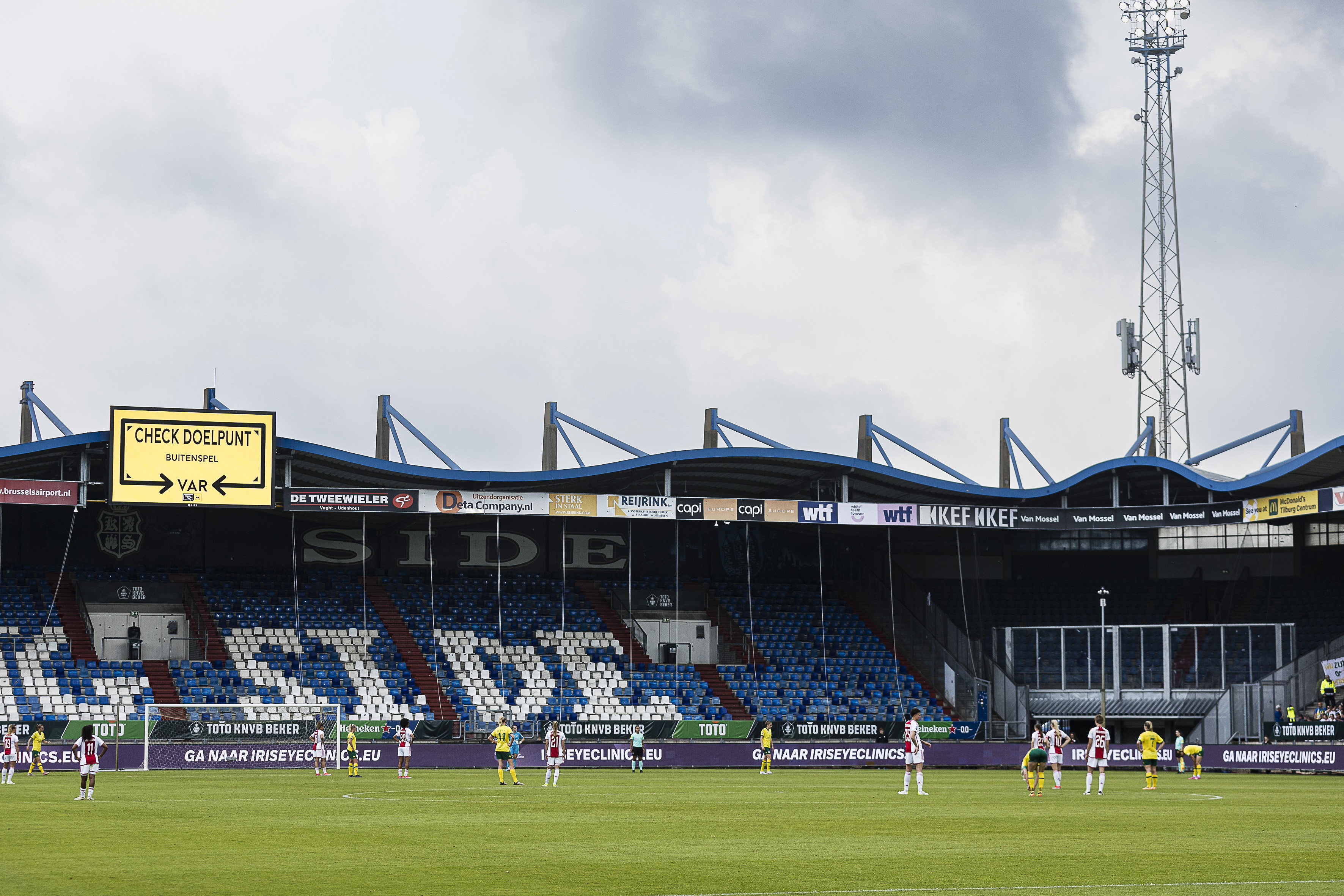 Een historisch moment in het Nederlandse vrouwenvoetbal: de VAR komt voor het eerst in actie