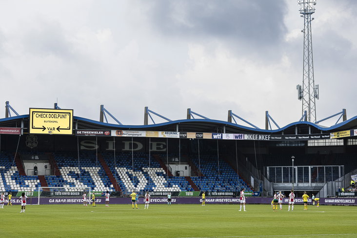 Een historisch moment in het Nederlandse vrouwenvoetbal: de VAR komt voor het eerst in actie