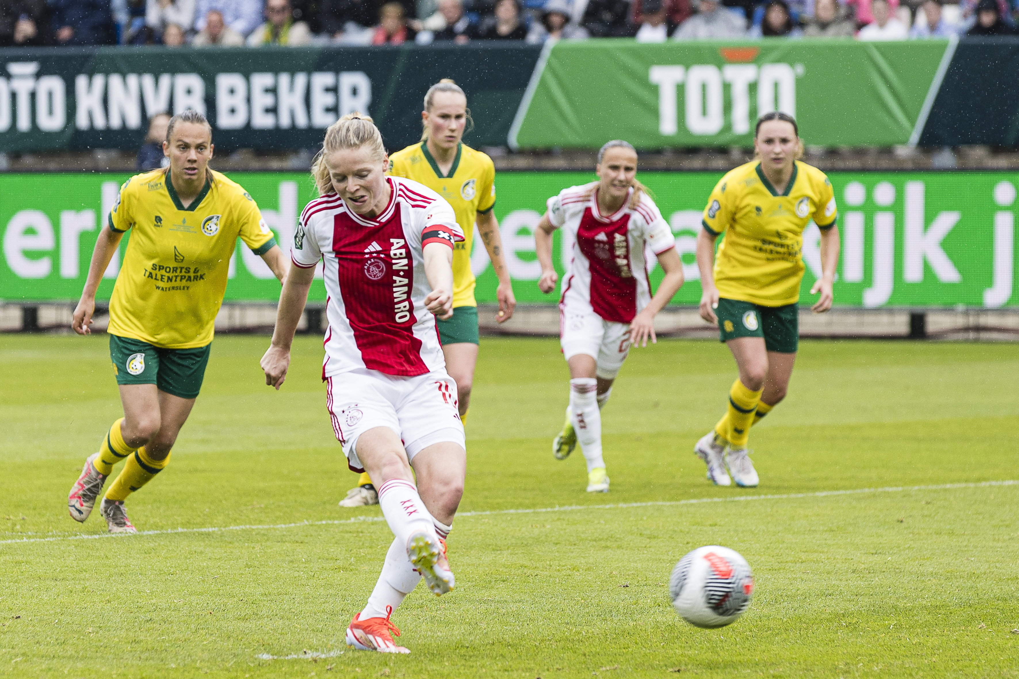 Nadine Noordam (Ajax) schiet de penalty binnen in de bekerfinale tegen Fortuna Sittard