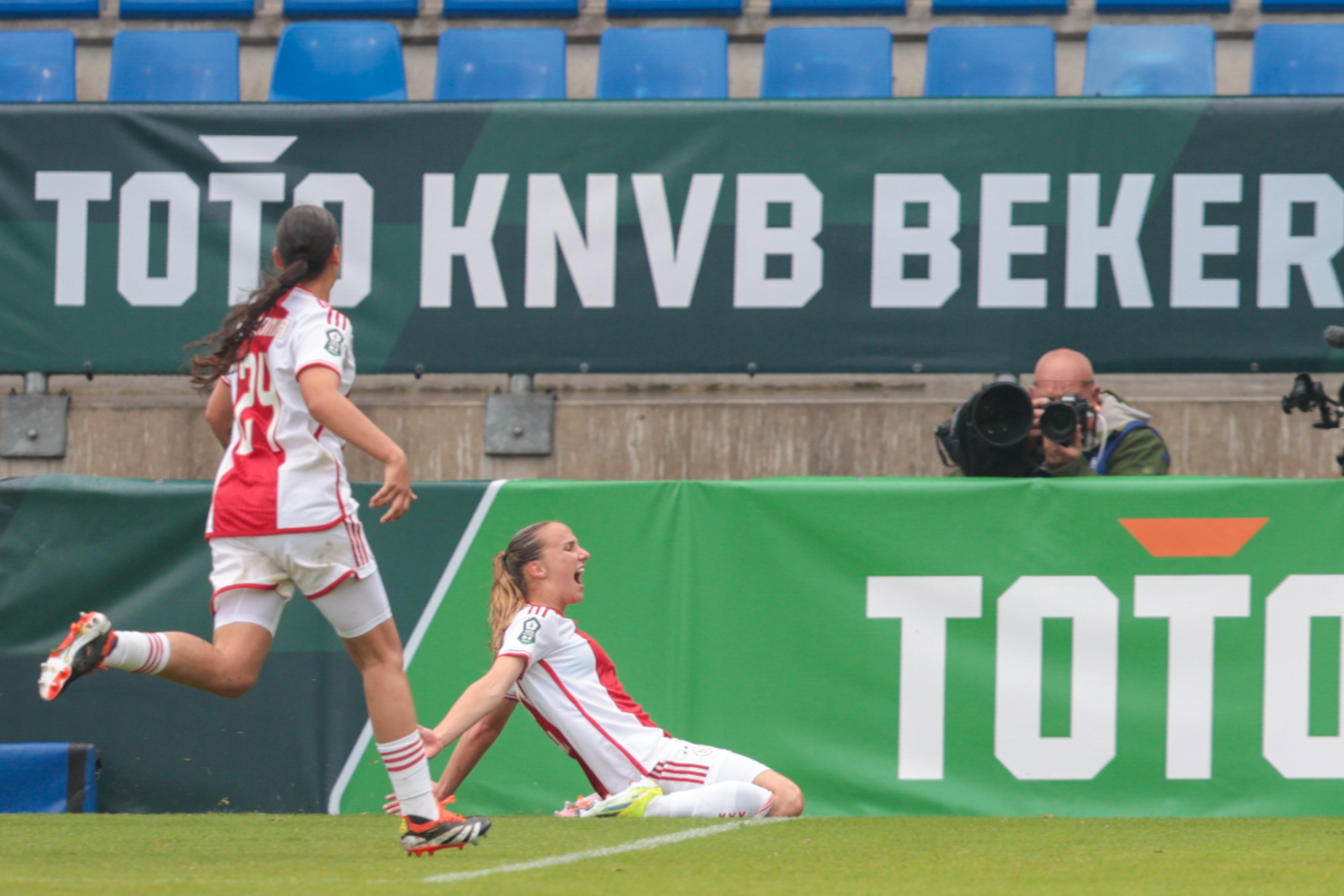 Rosa van Gool juicht na haar goal voor Ajax in de bekerfinale