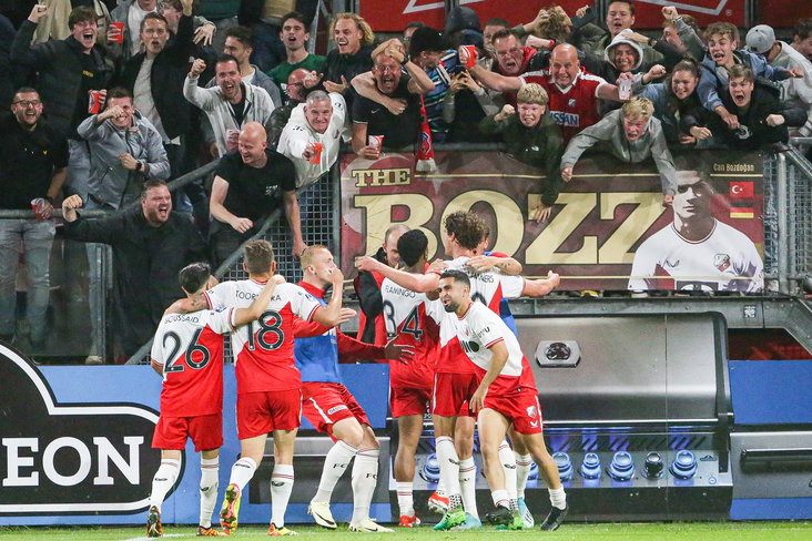 FC Utrecht juicht na een doelpunt