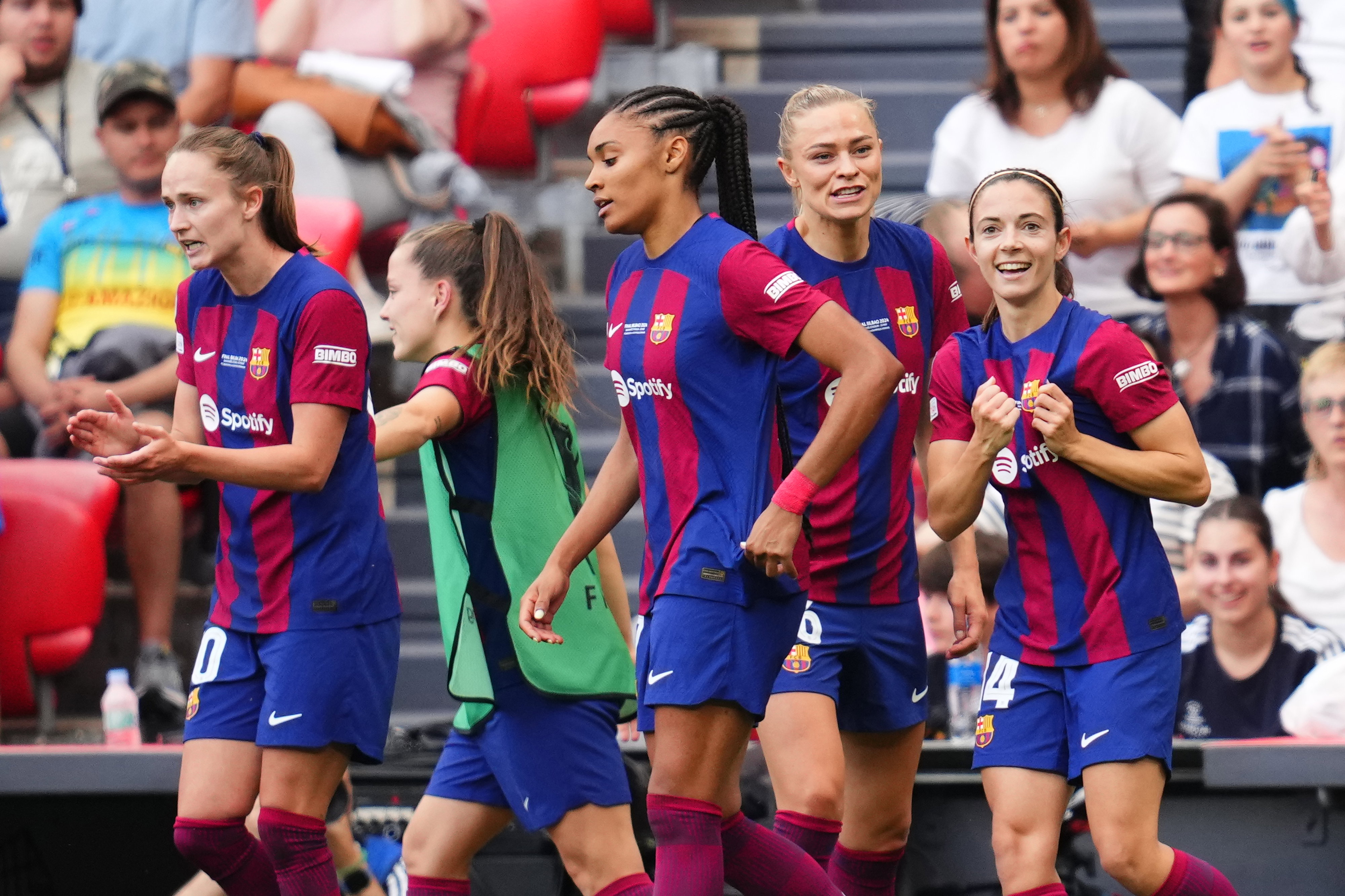 Aitana Bonmatí juicht na haar goal voor FC Barcelona