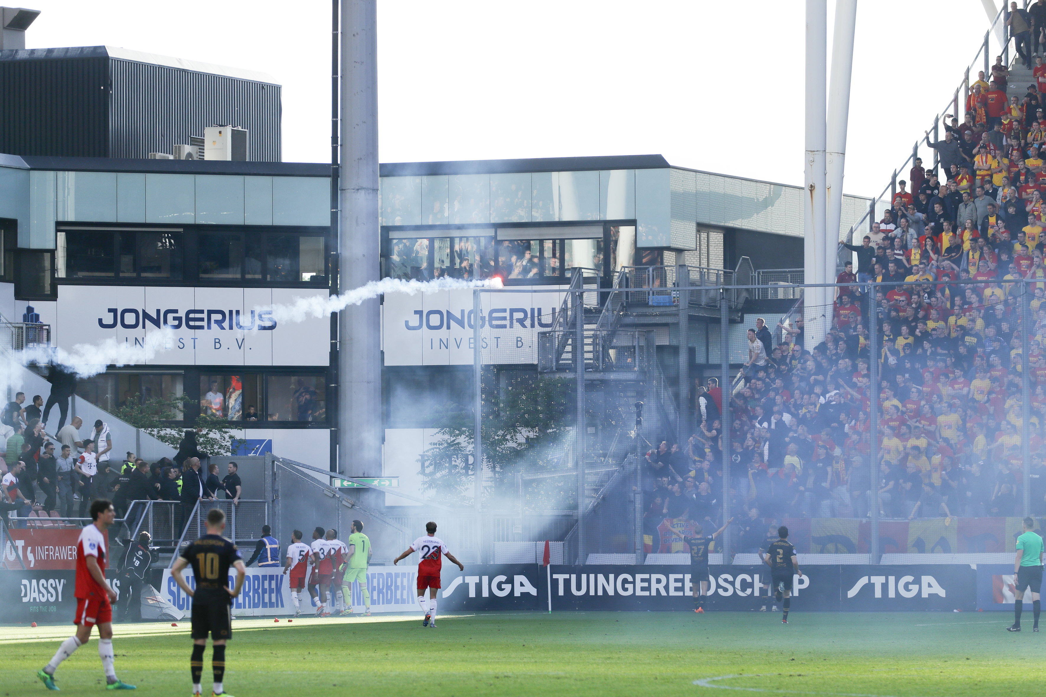 Onrust op de tribunes tijdens FC Utrecht - Go Ahead Eagles