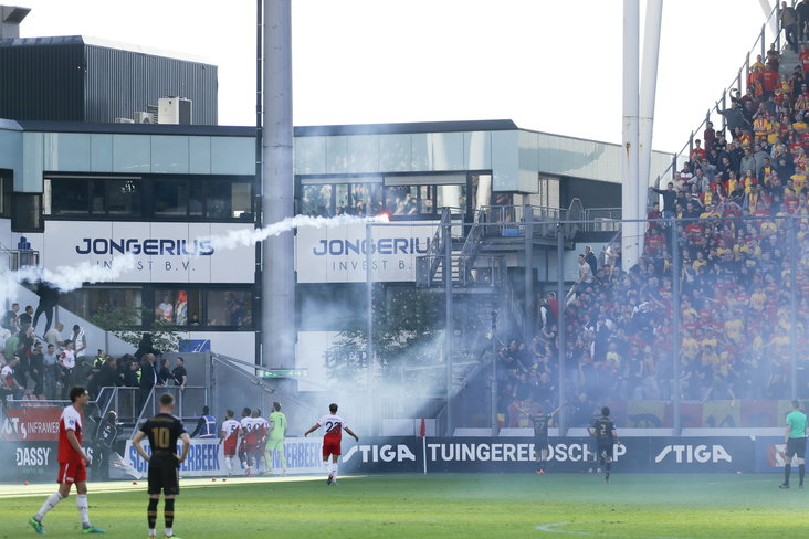 Onrust op de tribunes tijdens FC Utrecht - Go Ahead Eagles