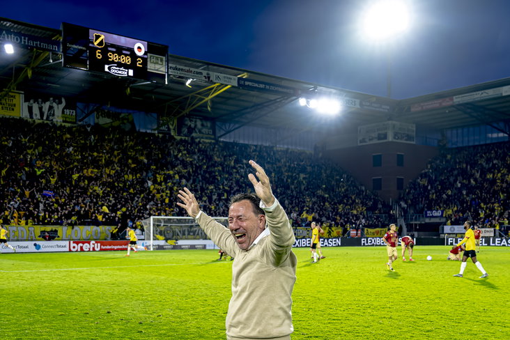 Jean-Paul van Gastel juicht na de zege op Excelsior