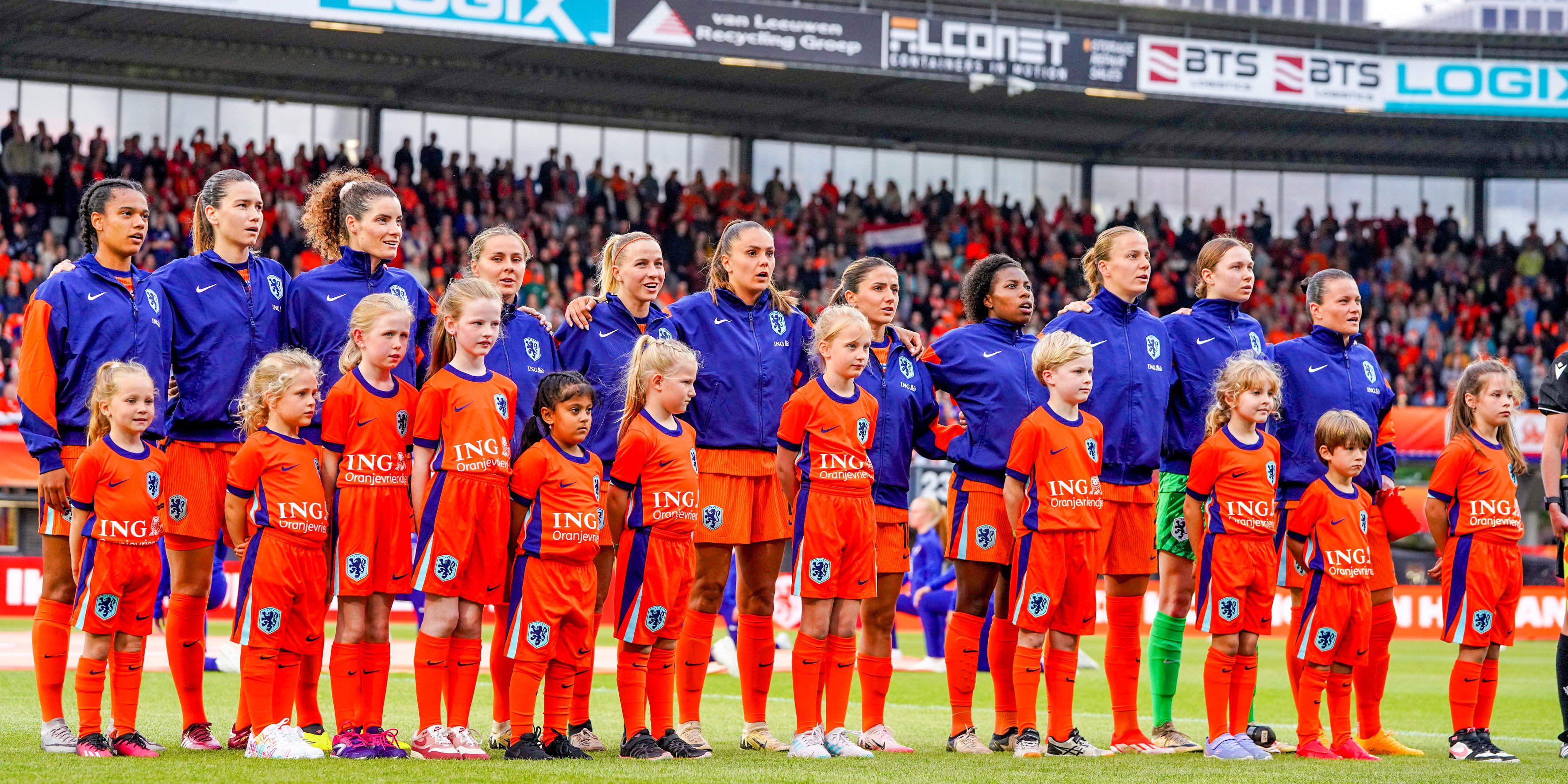 De OranjeLeeuwinnen voorafgaand aan de wedstrijd tegen Finland