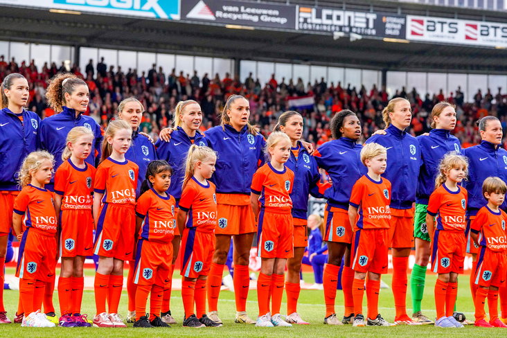 De OranjeLeeuwinnen voorafgaand aan de wedstrijd tegen Finland