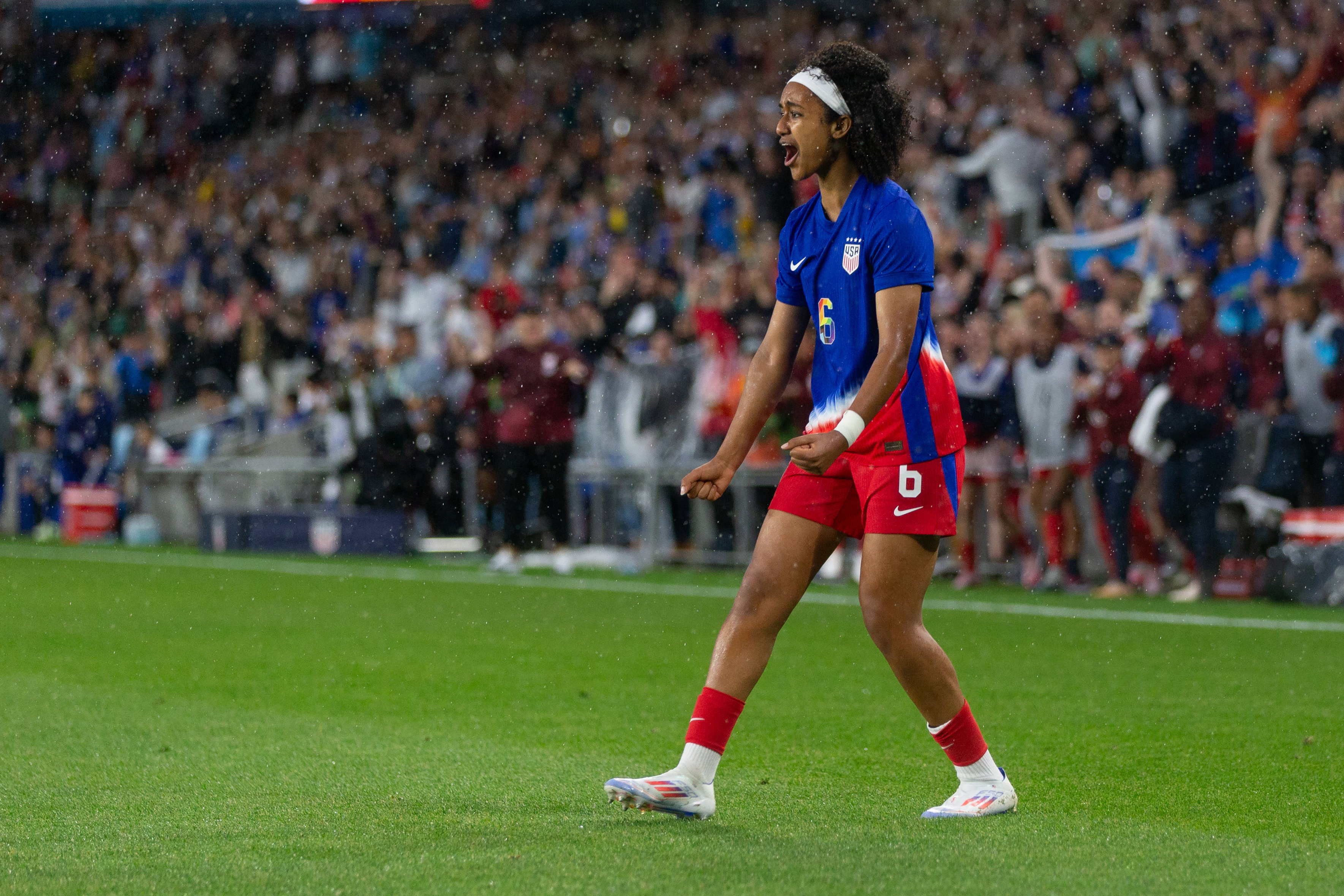 Lily Yohannes juicht na haar goal voor de Verenigde Staten