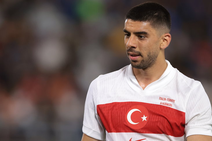 Cenk Özkacar in het shirt van Turkije