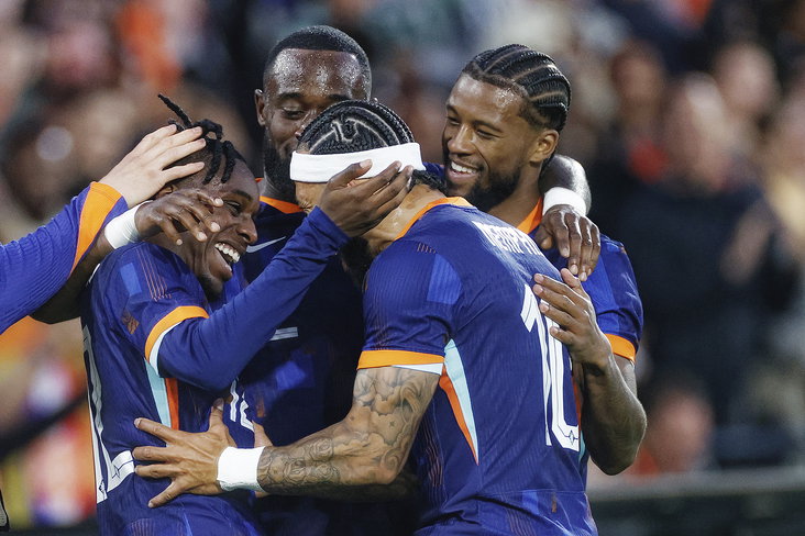 Spelers van Oranje juichen na een treffer