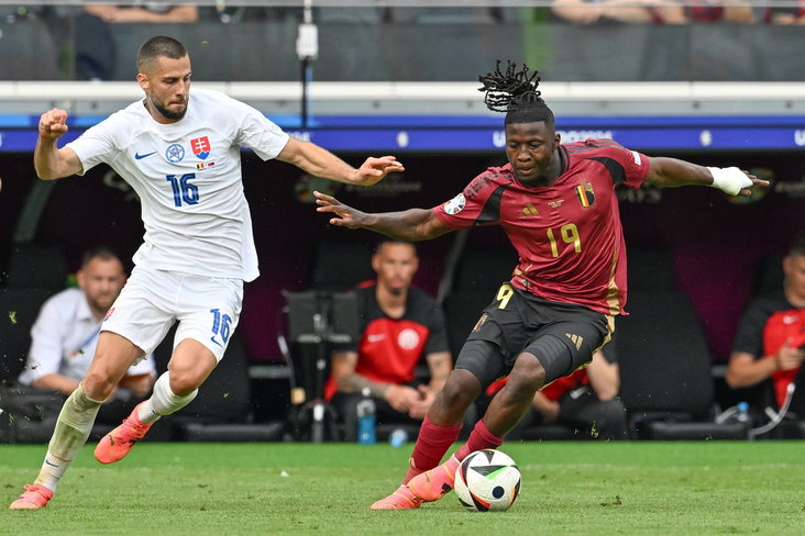 David Hancko in duel met Johan Bakayoko