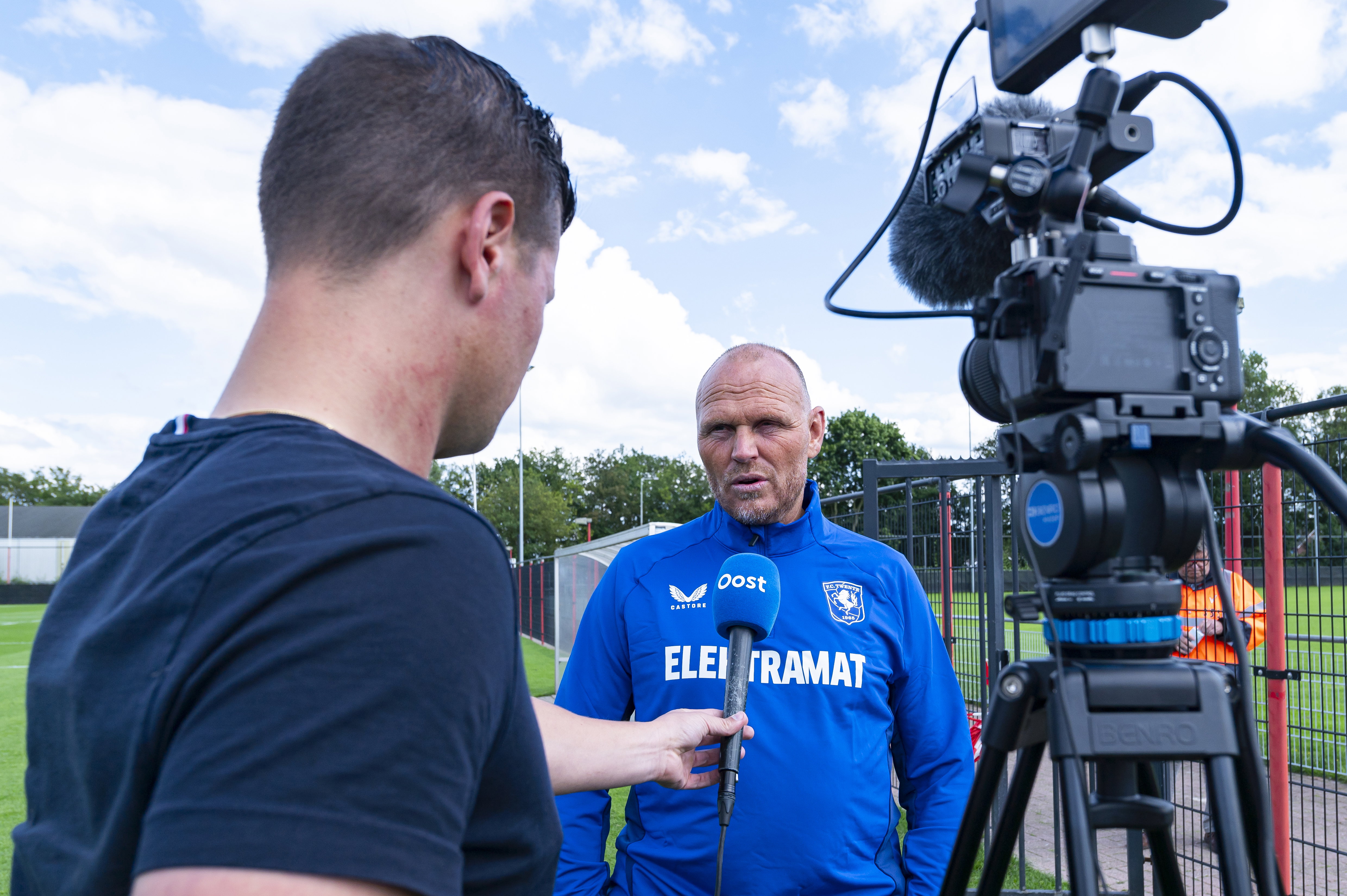 Joseph Oosting voor de camera van RTV Oost