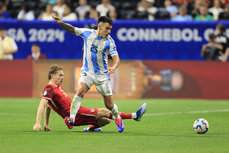 Lisandro Martínez in actie voor Argentinië