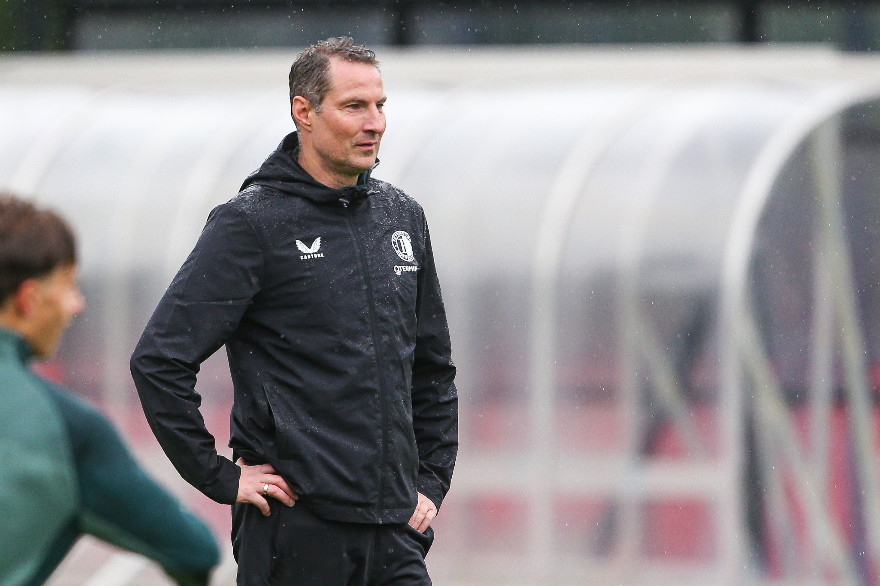 Brian Priske op het trainingsveld van Feyenoord