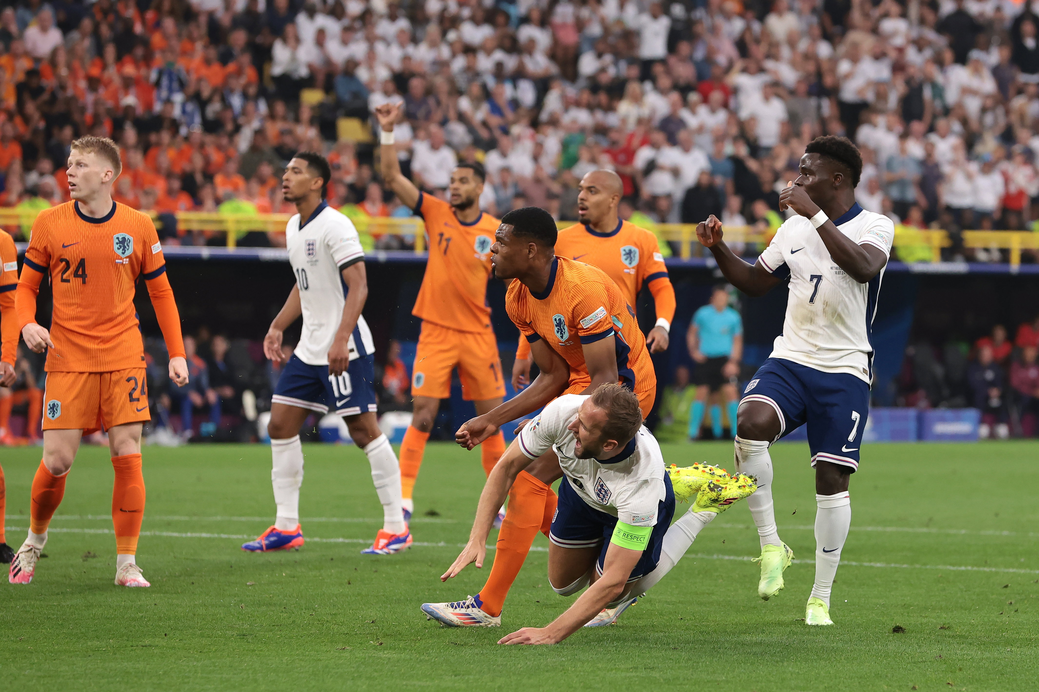 Denzel Dumfries veroorzaakt een penalty tegen Engeland