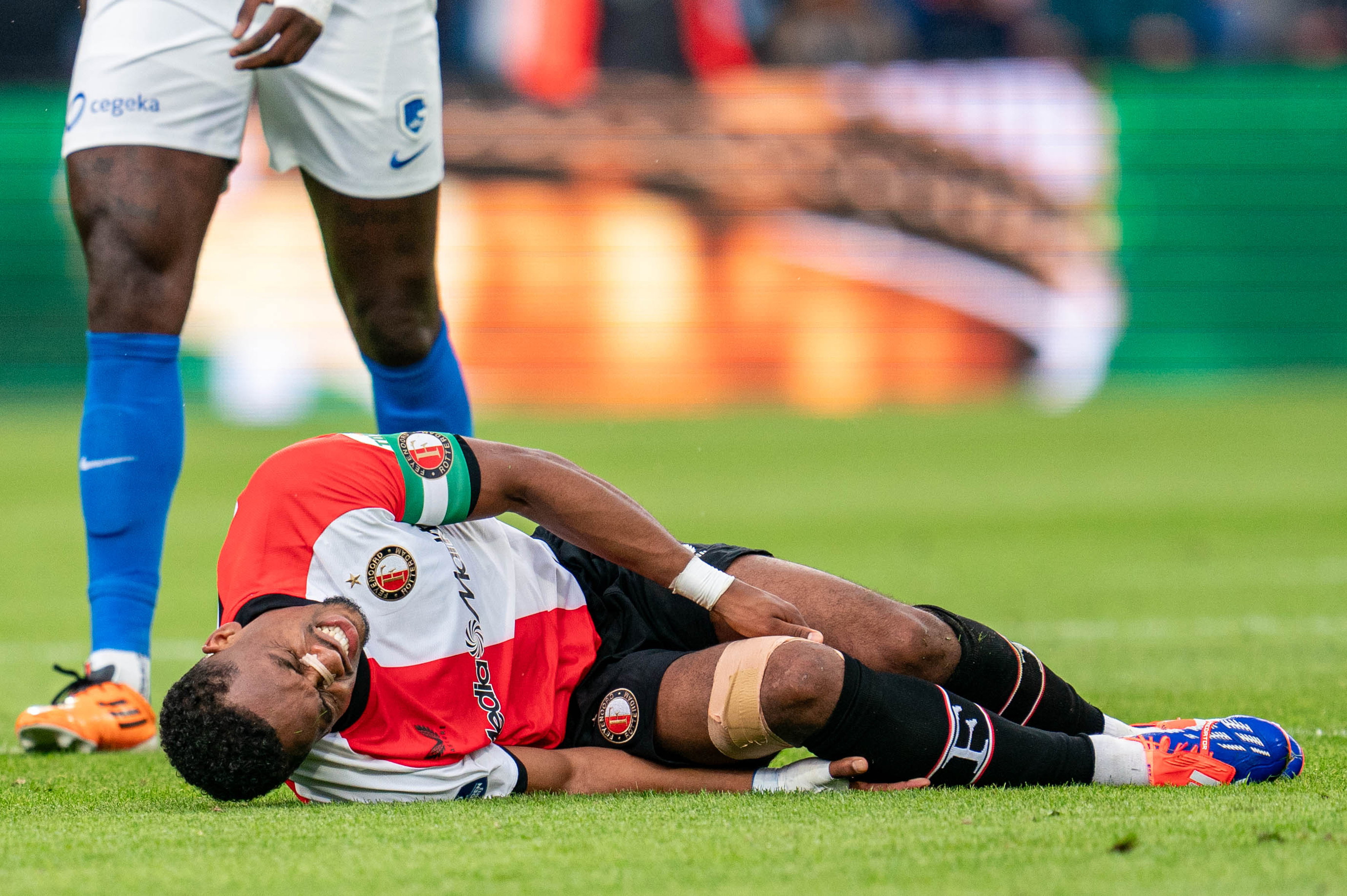 Quinten Timber ligt geblesseerd op het veld
