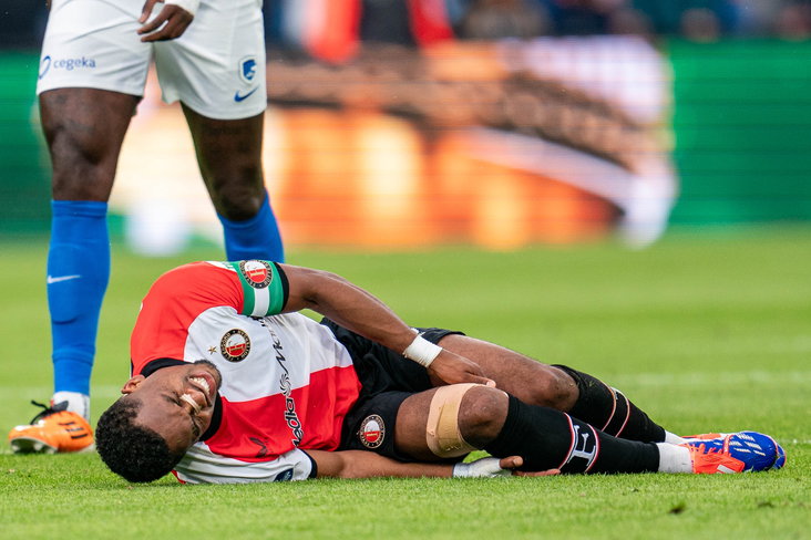 Quinten Timber ligt geblesseerd op het veld
