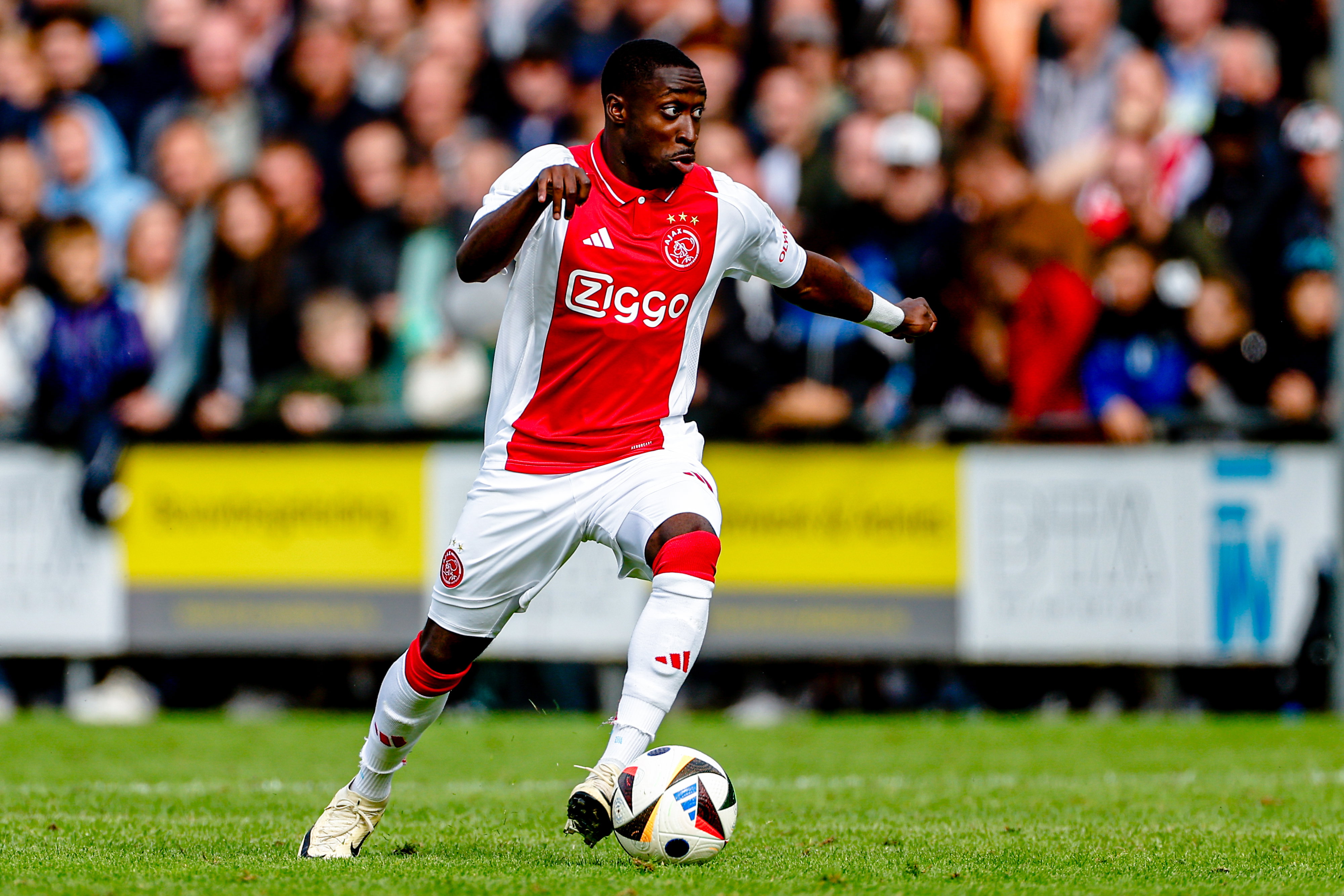 Carlos Forbs in actie namens Ajax
