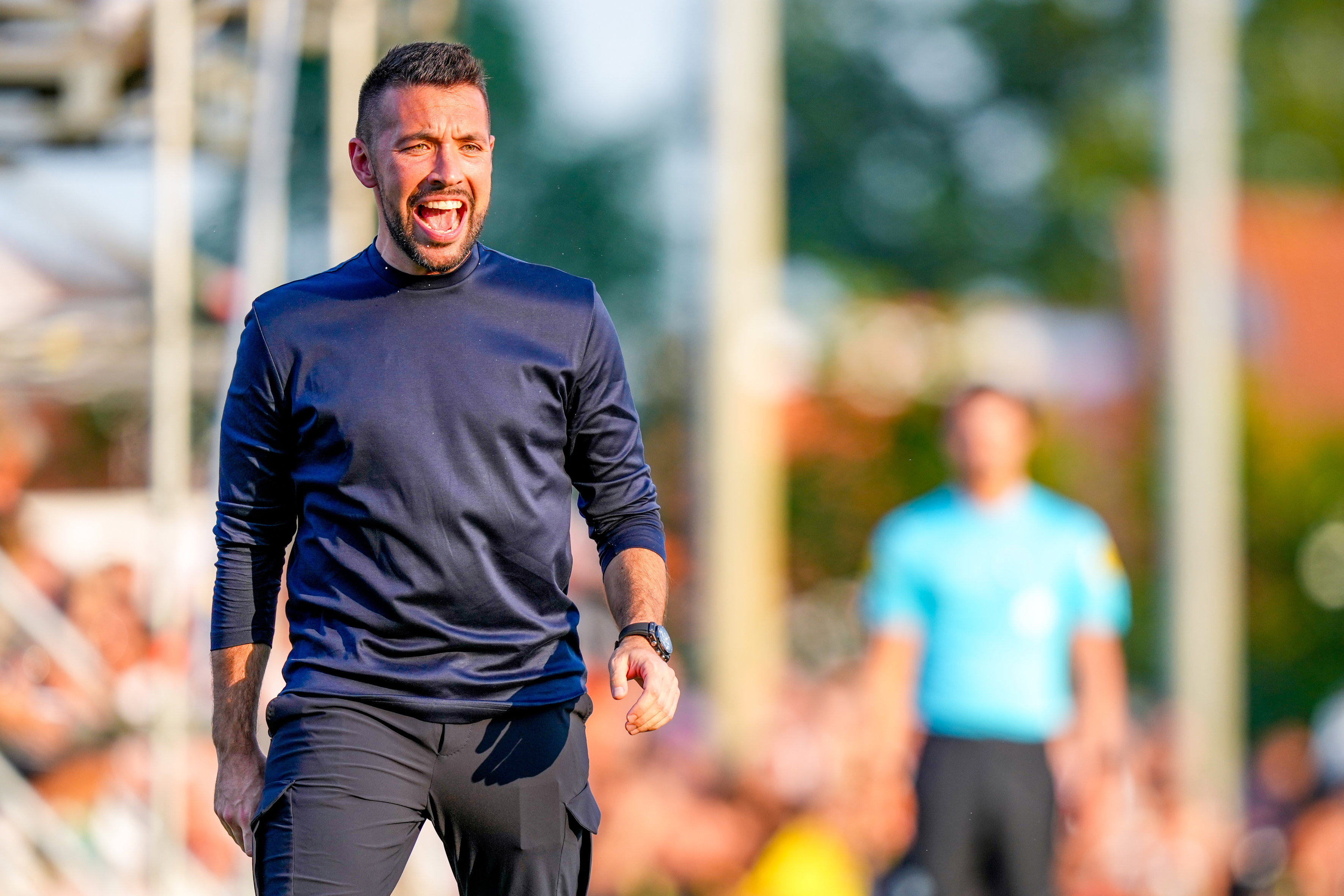 Francesco Farioli coachend in de voorbereiding van Ajax