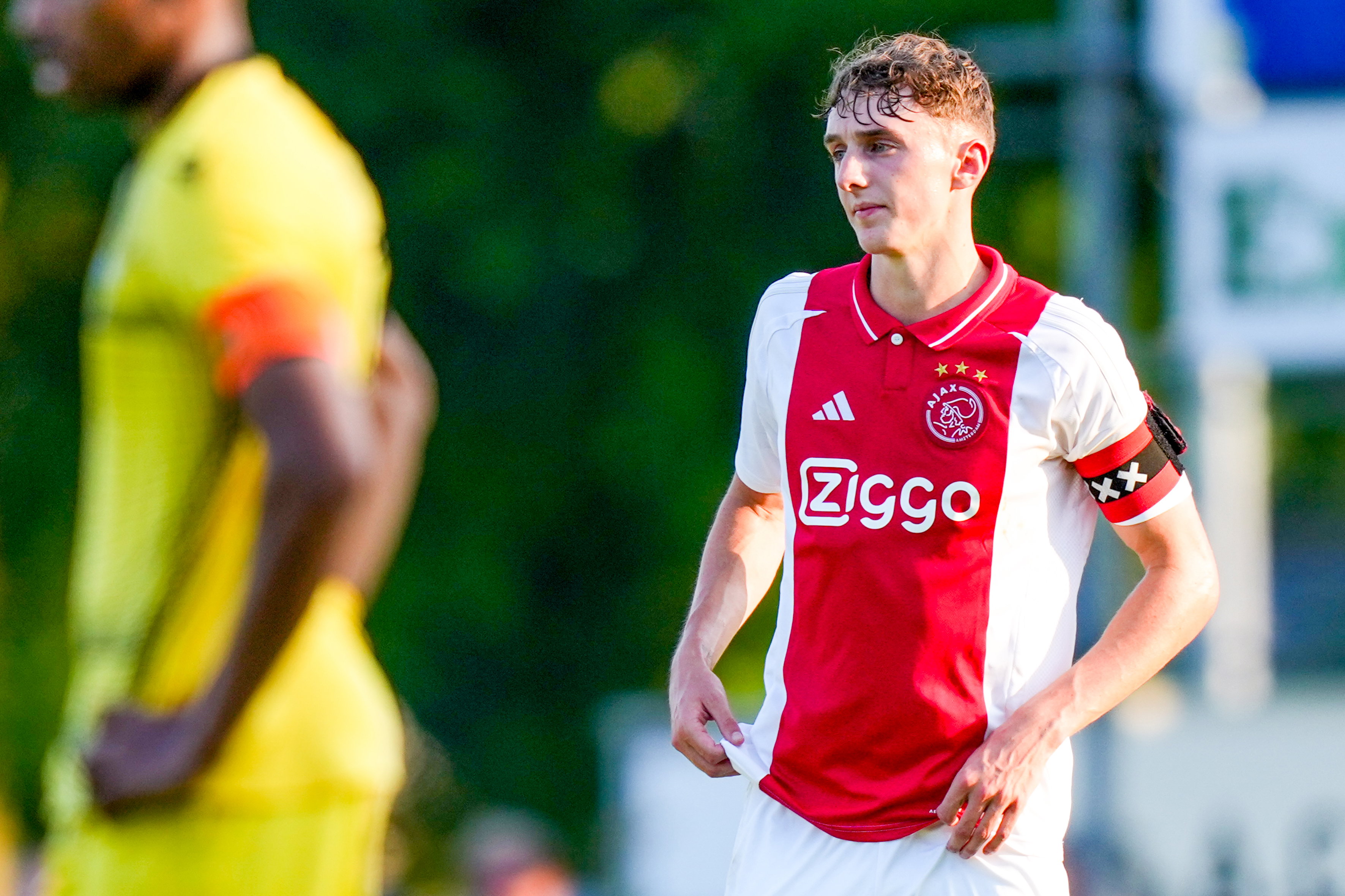 Youri Baas draagt de aanvoerdersband bij Ajax