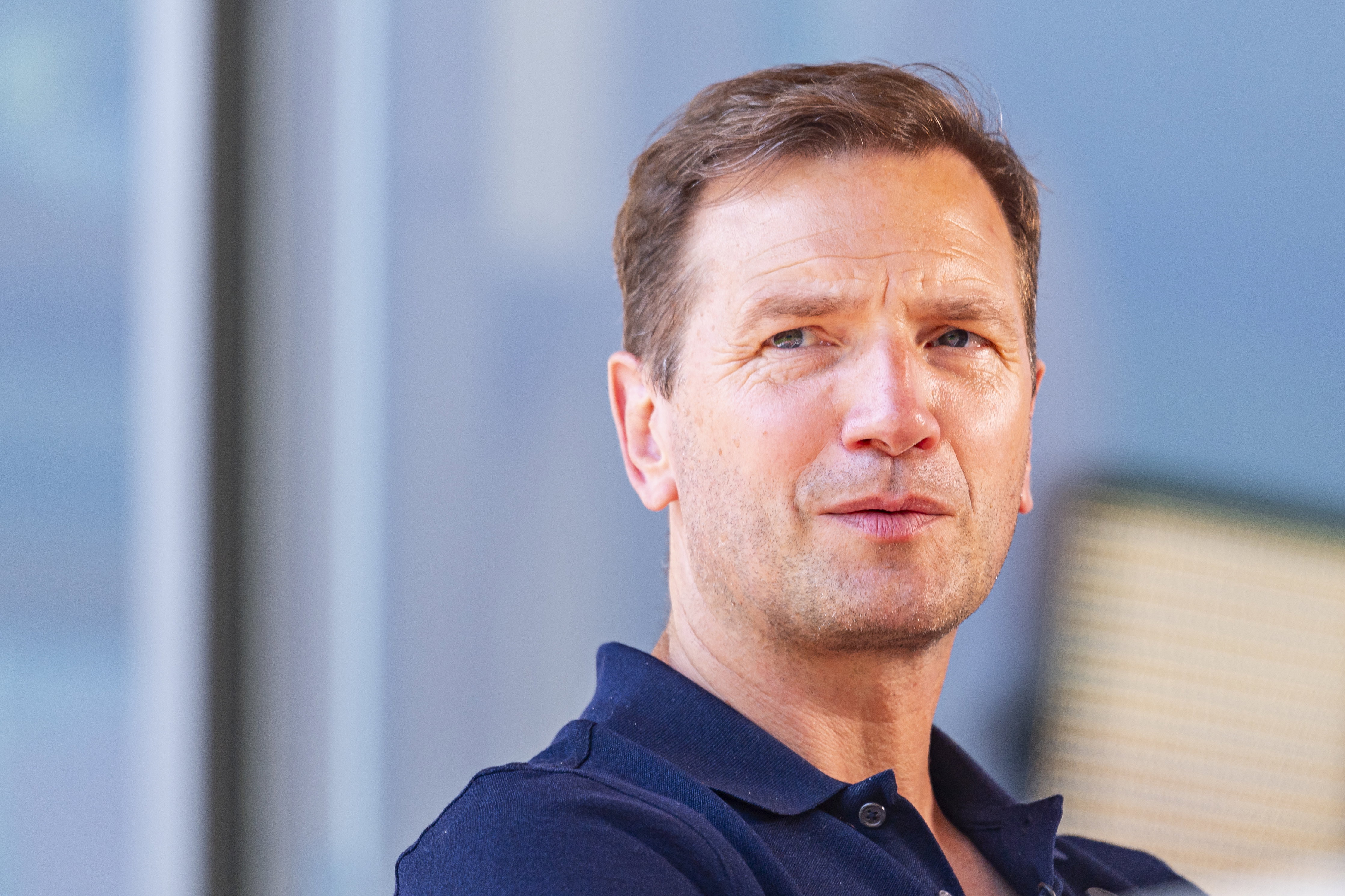 Arnold Bruggink in de zon op een terras