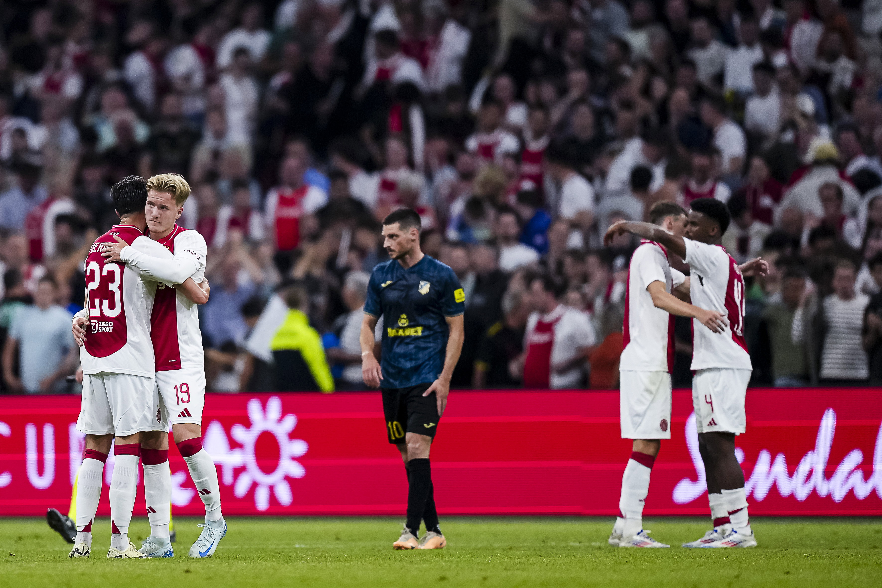 Ajax viert de winst, FK Vojvodina baalt