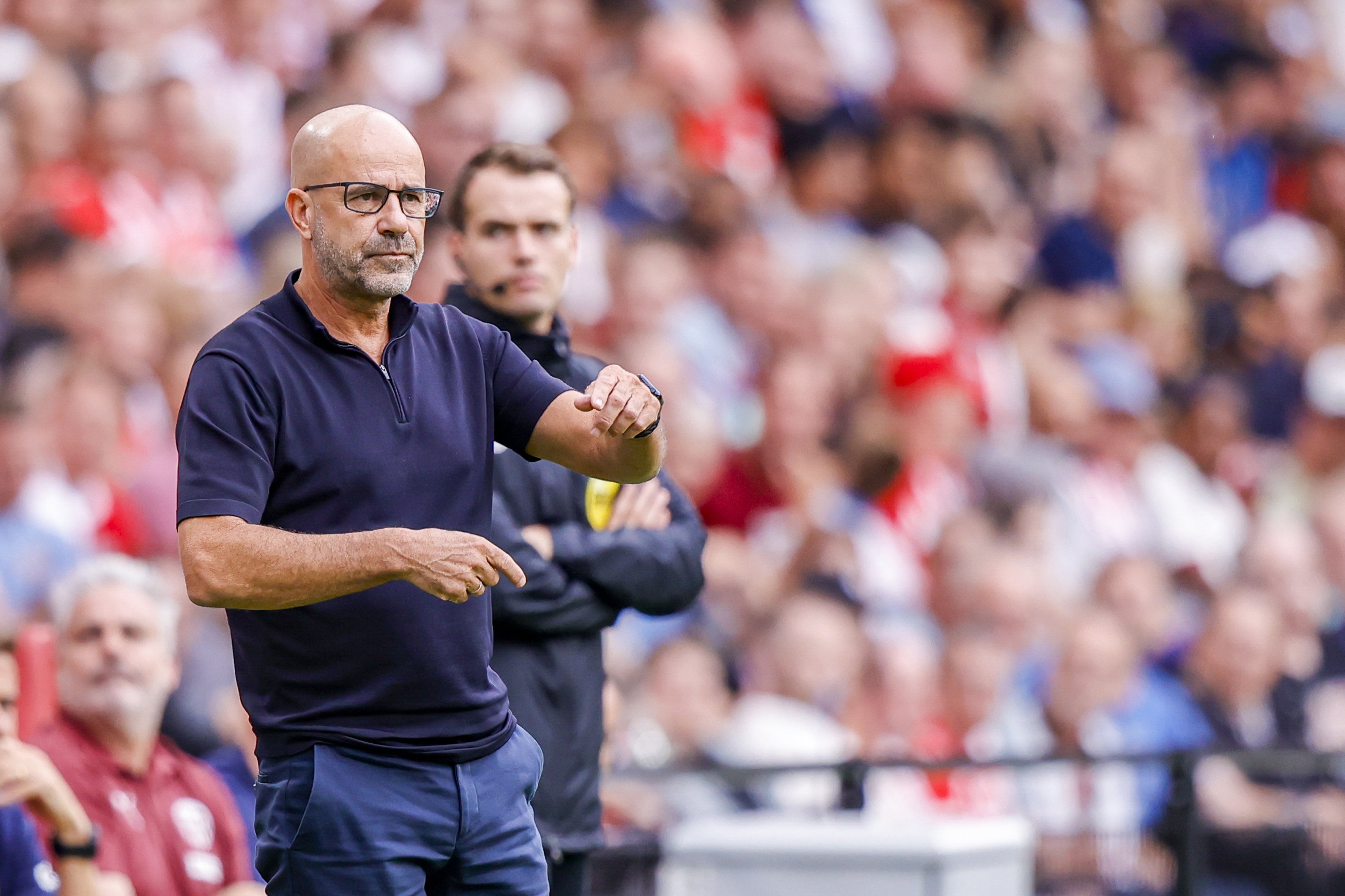 Peter Bosz tijdens de oefenwedstrijd tegen Valencia