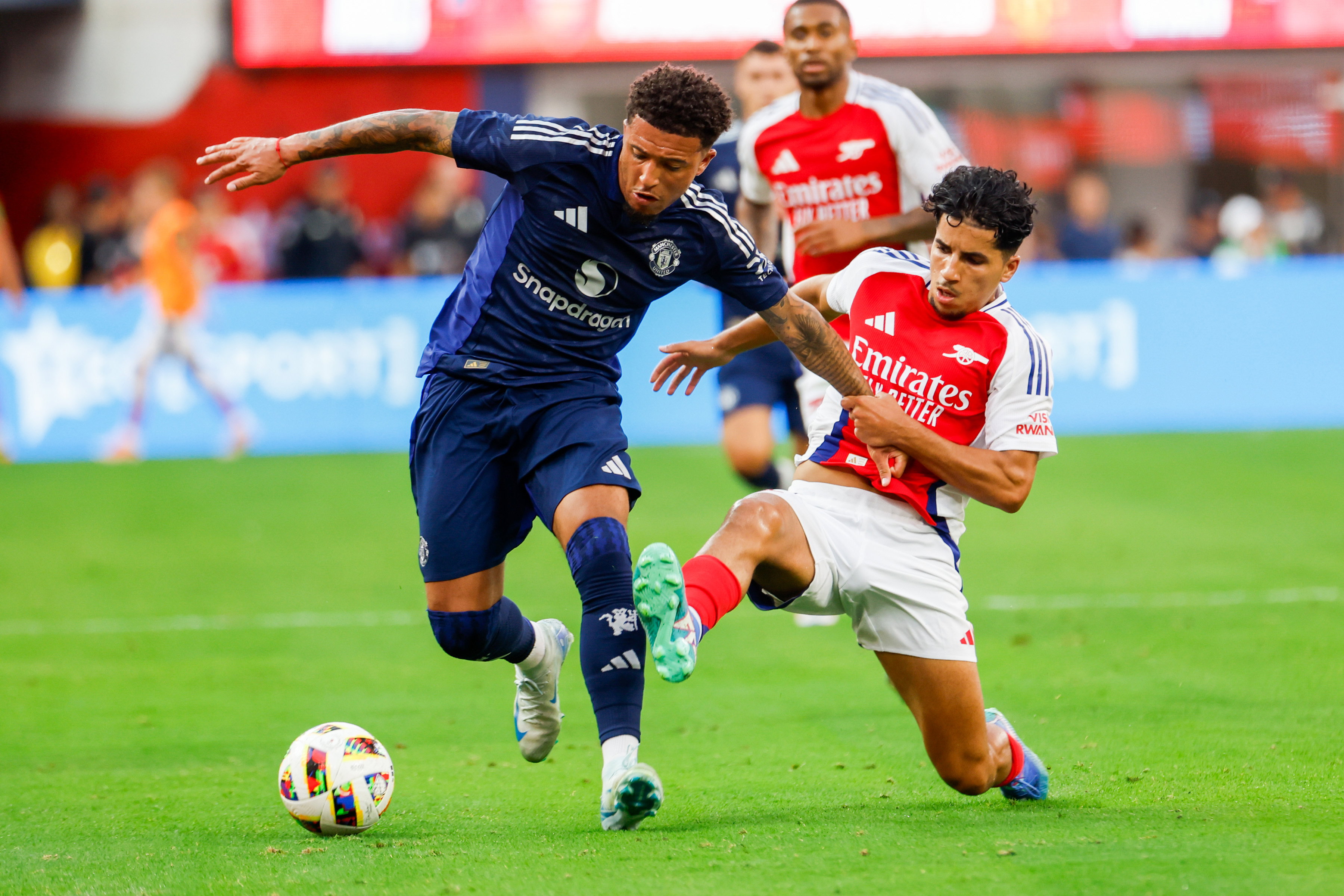 Salah-Eddine Oulad M'Hand in duel met Jadon Sancho